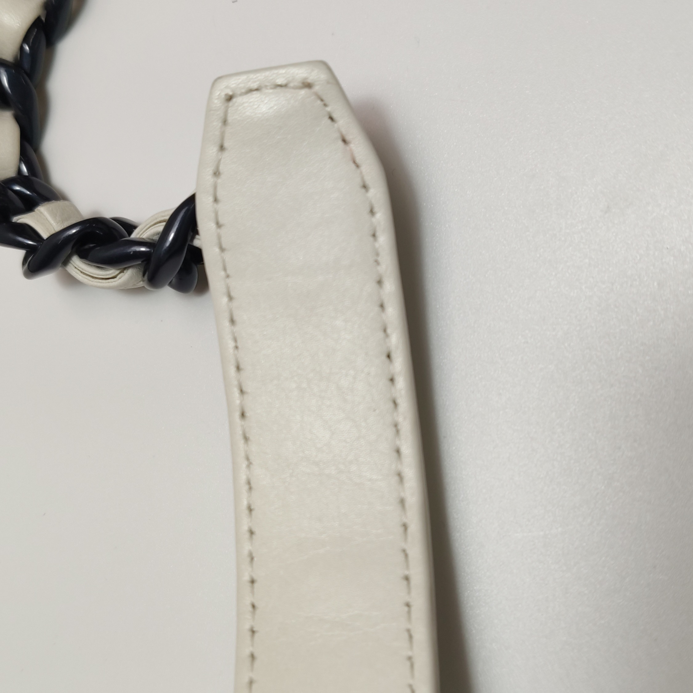 Chanel 19 Wallet on Chain Quilted Lambskin — photo 11 of 20