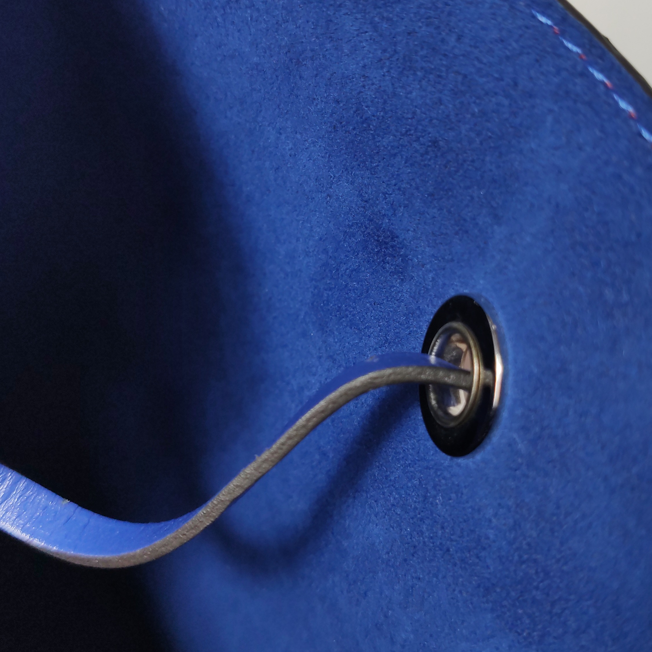 Louis Vuitton(LV) NeoNoe Handbag Epi Leather MM — photo 13 of 15