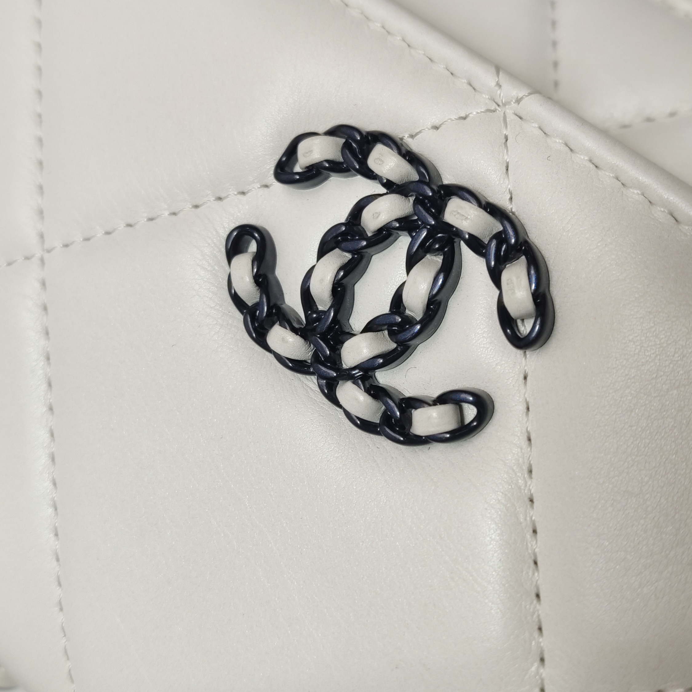 Chanel 19 Wallet on Chain Quilted Lambskin — photo 9 of 20