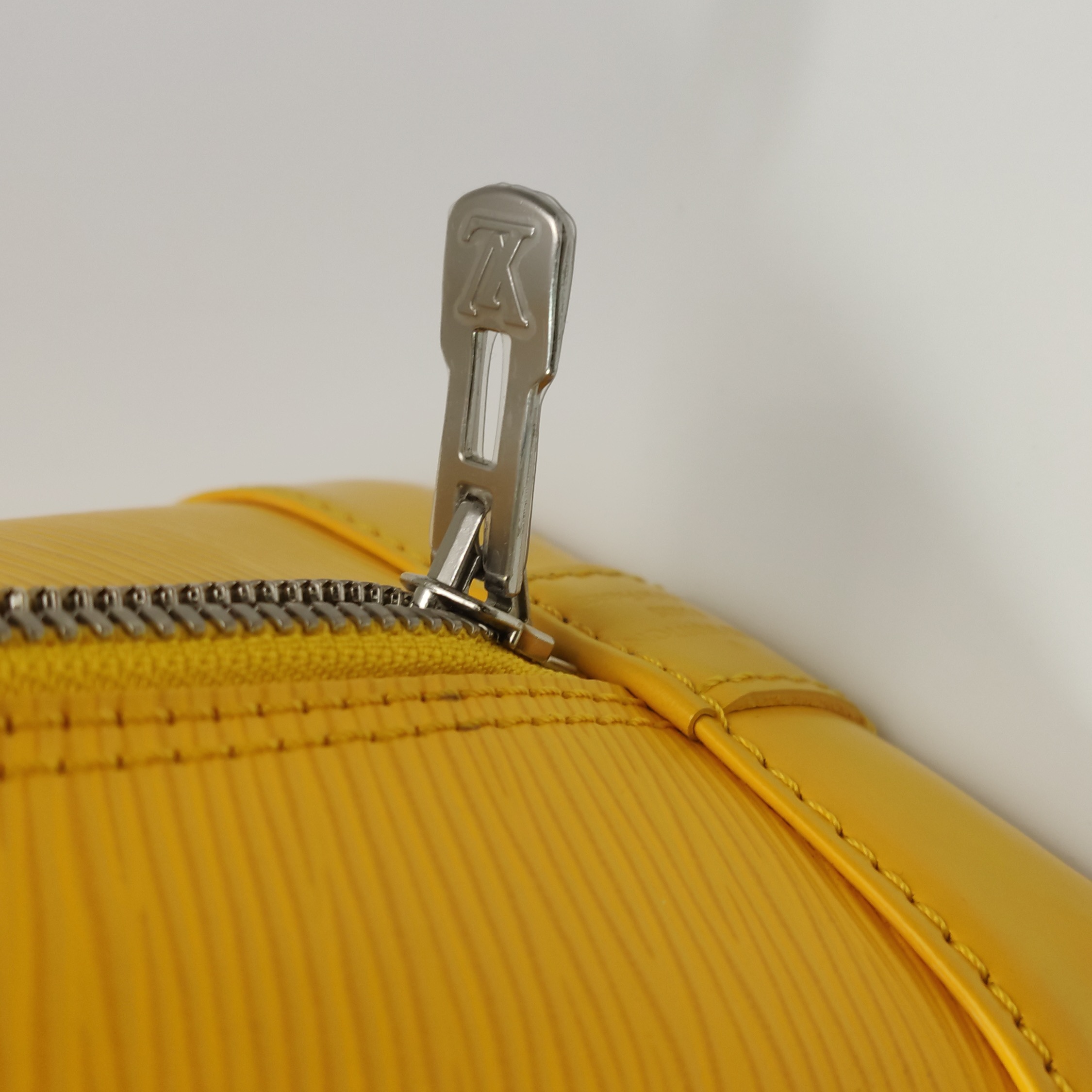Louis Vuitton(LV) Alma Handbag Epi Leather PM — photo 11 of 15