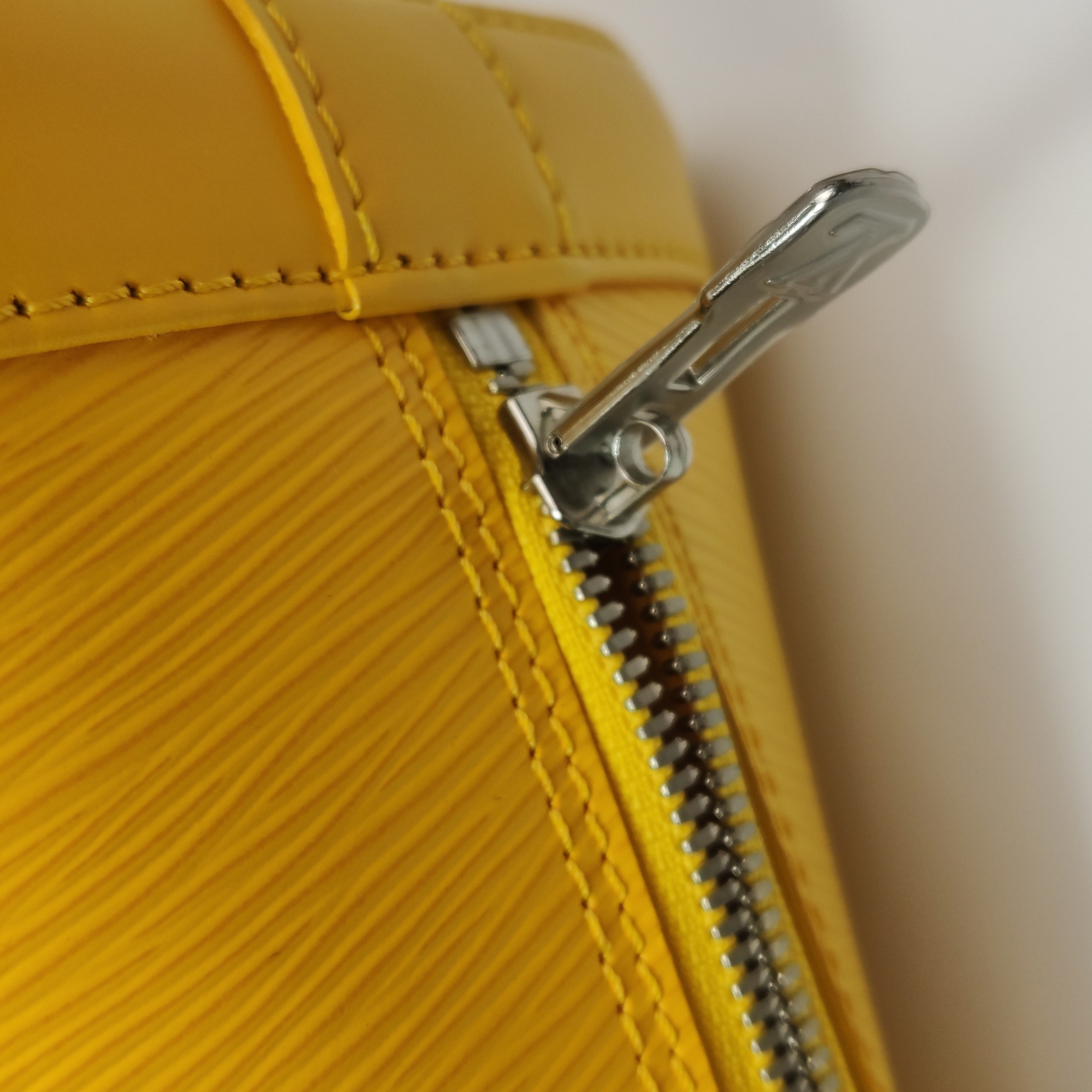 Louis Vuitton(LV) Alma Handbag Epi Leather PM — photo 10 of 15