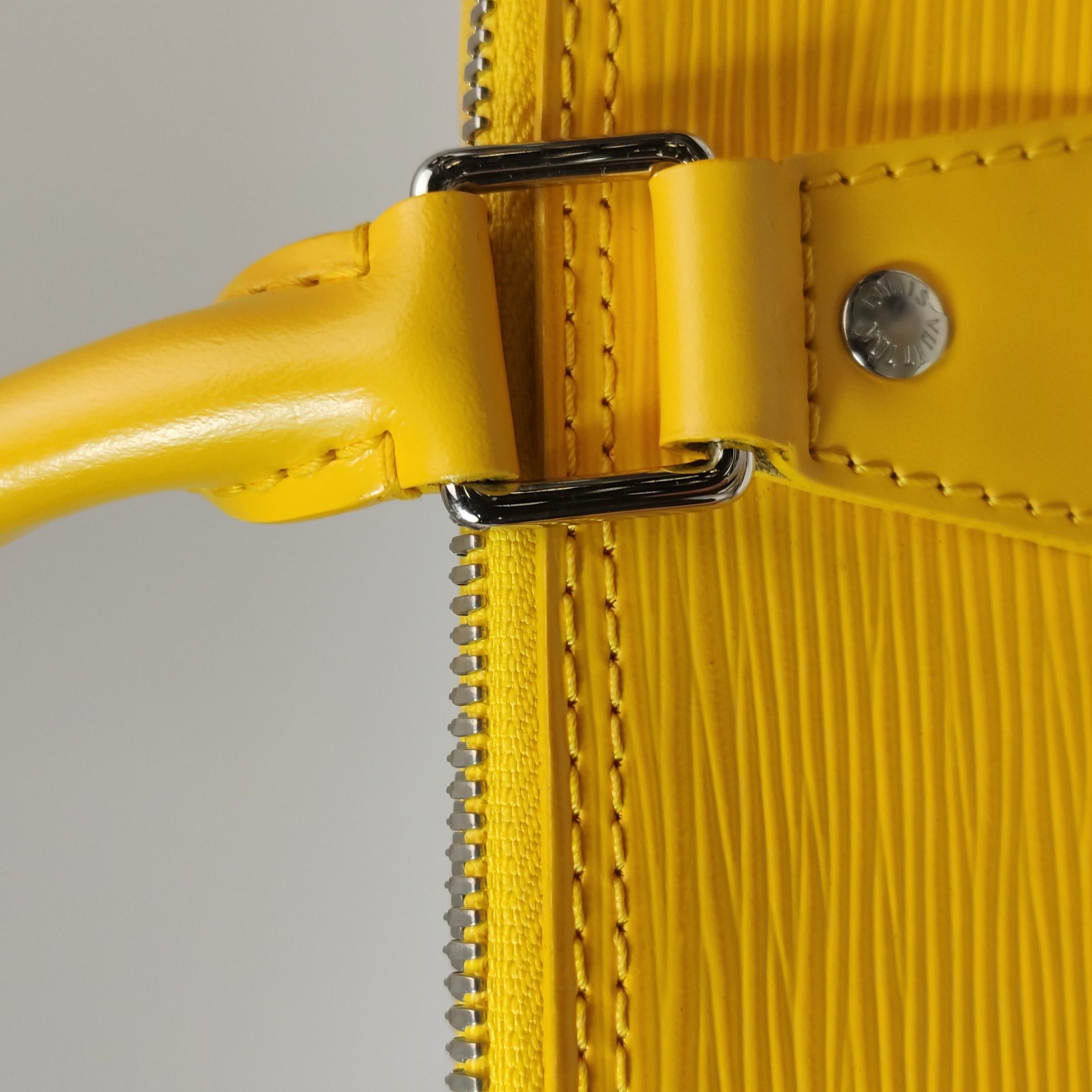 Louis Vuitton(LV) Alma Handbag Epi Leather PM — photo 13 of 15