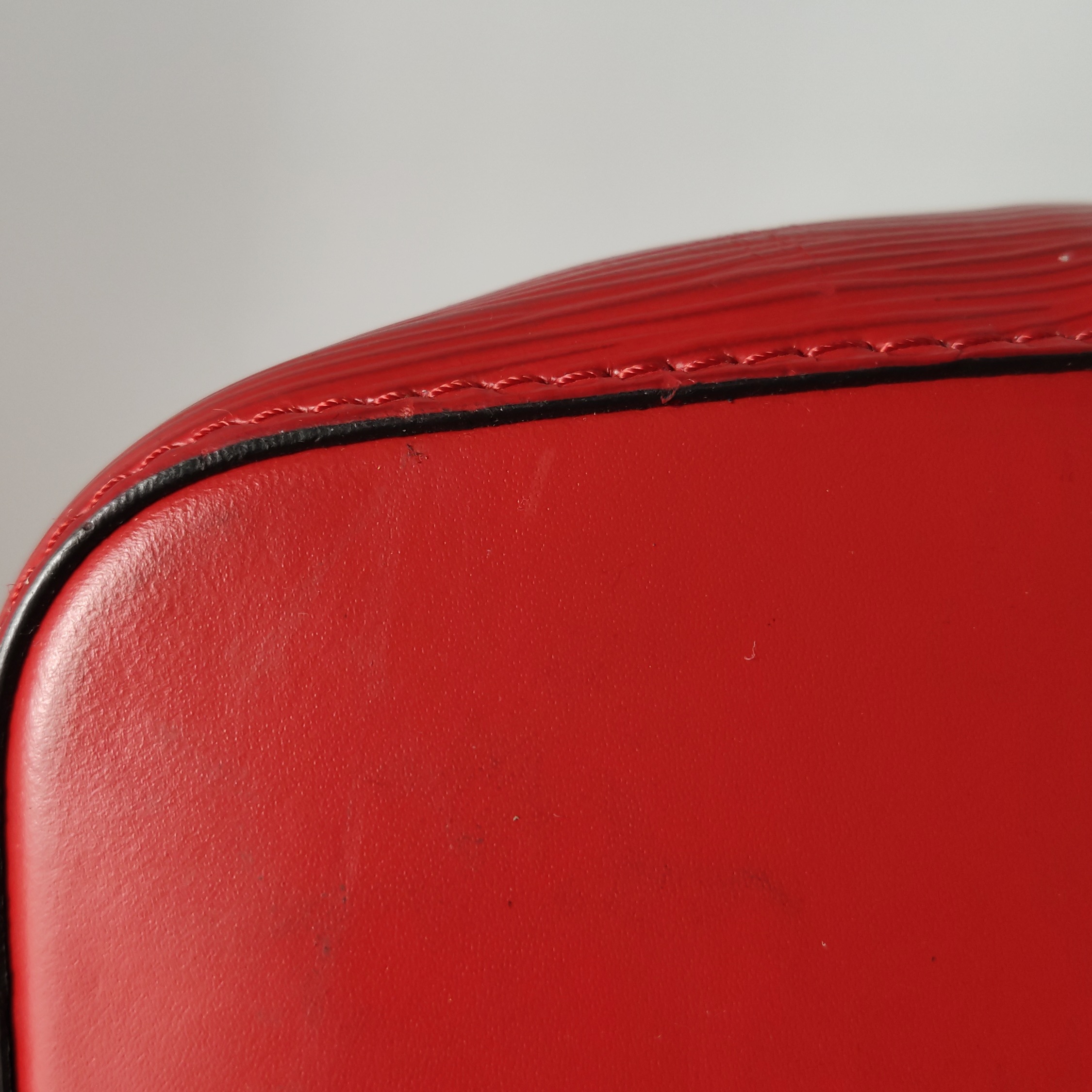 Louis Vuitton(LV) NeoNoe Handbag Epi Leather MM — photo 11 of 15