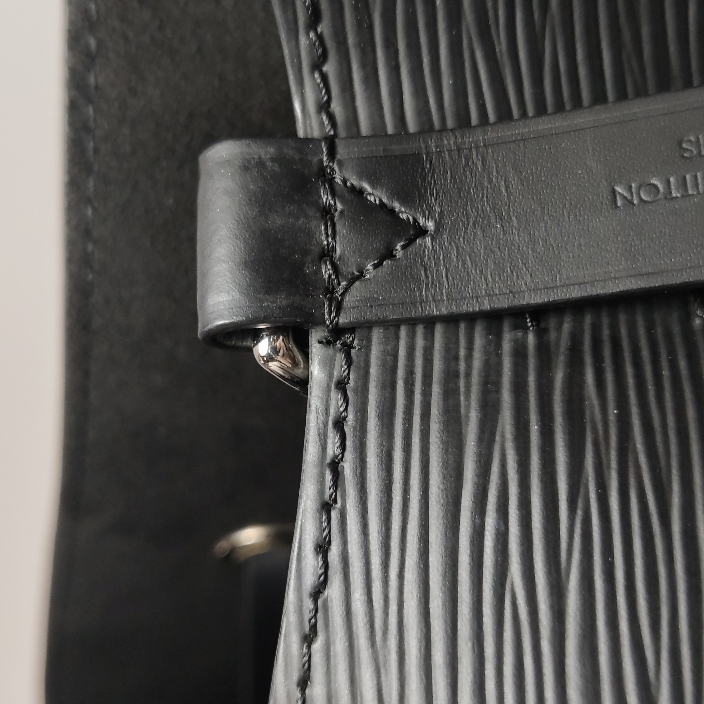 Louis Vuitton(LV) NeoNoe Handbag Epi Leather MM — photo 12 of 15
