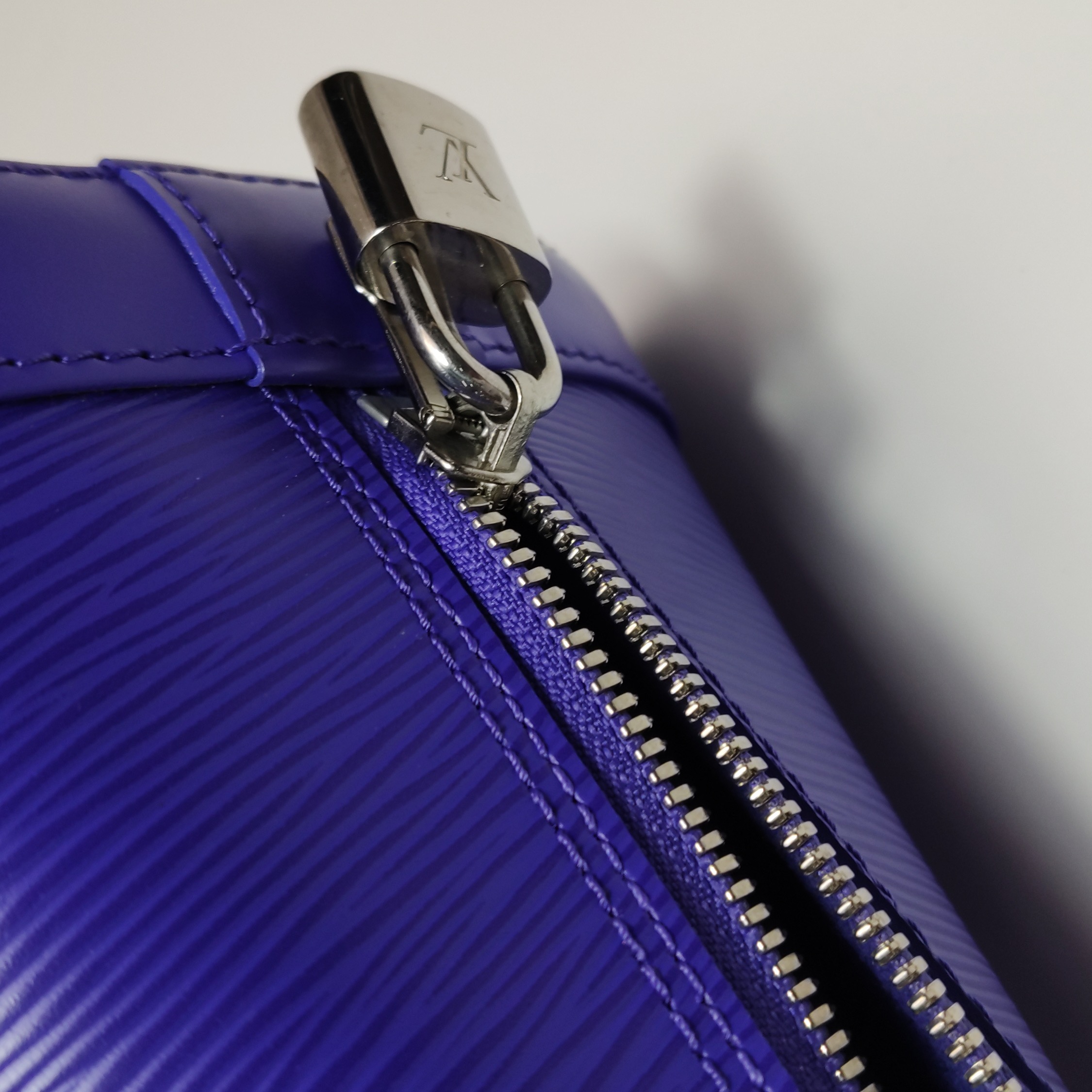 Louis Vuitton(LV) Alma Handbag Epi Leather PM — photo 13 of 16