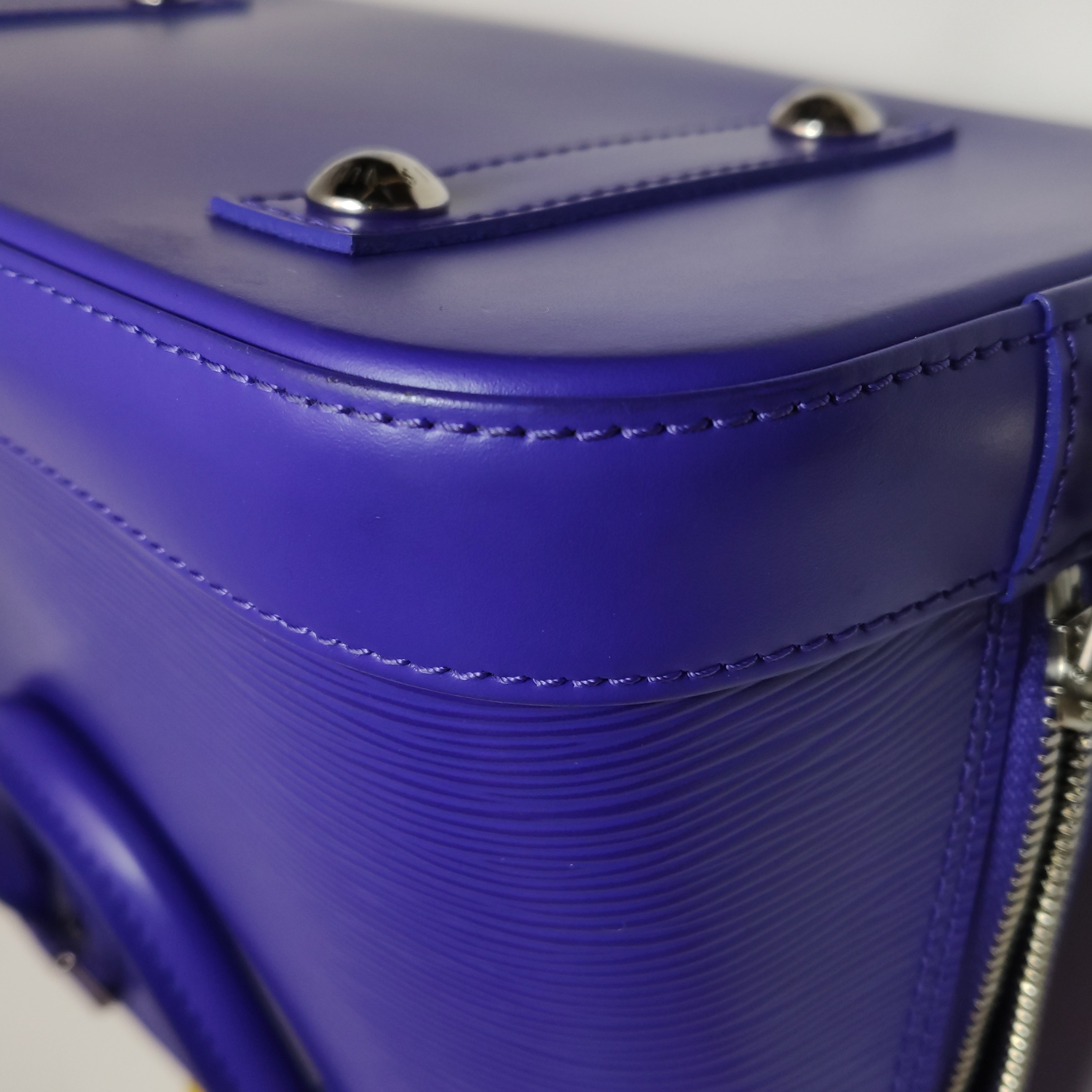 Louis Vuitton(LV) Alma Handbag Epi Leather PM — photo 12 of 16