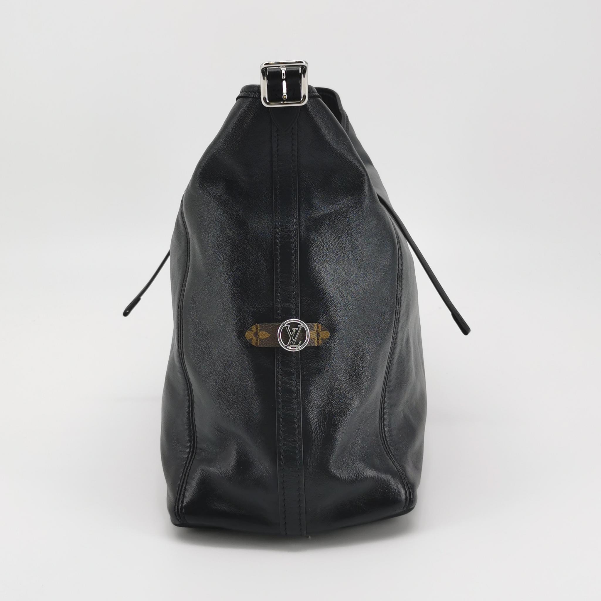 Louis Vuitton(LV) CarryAll Hobo Monogram Canvas MM — photo 3 of 10