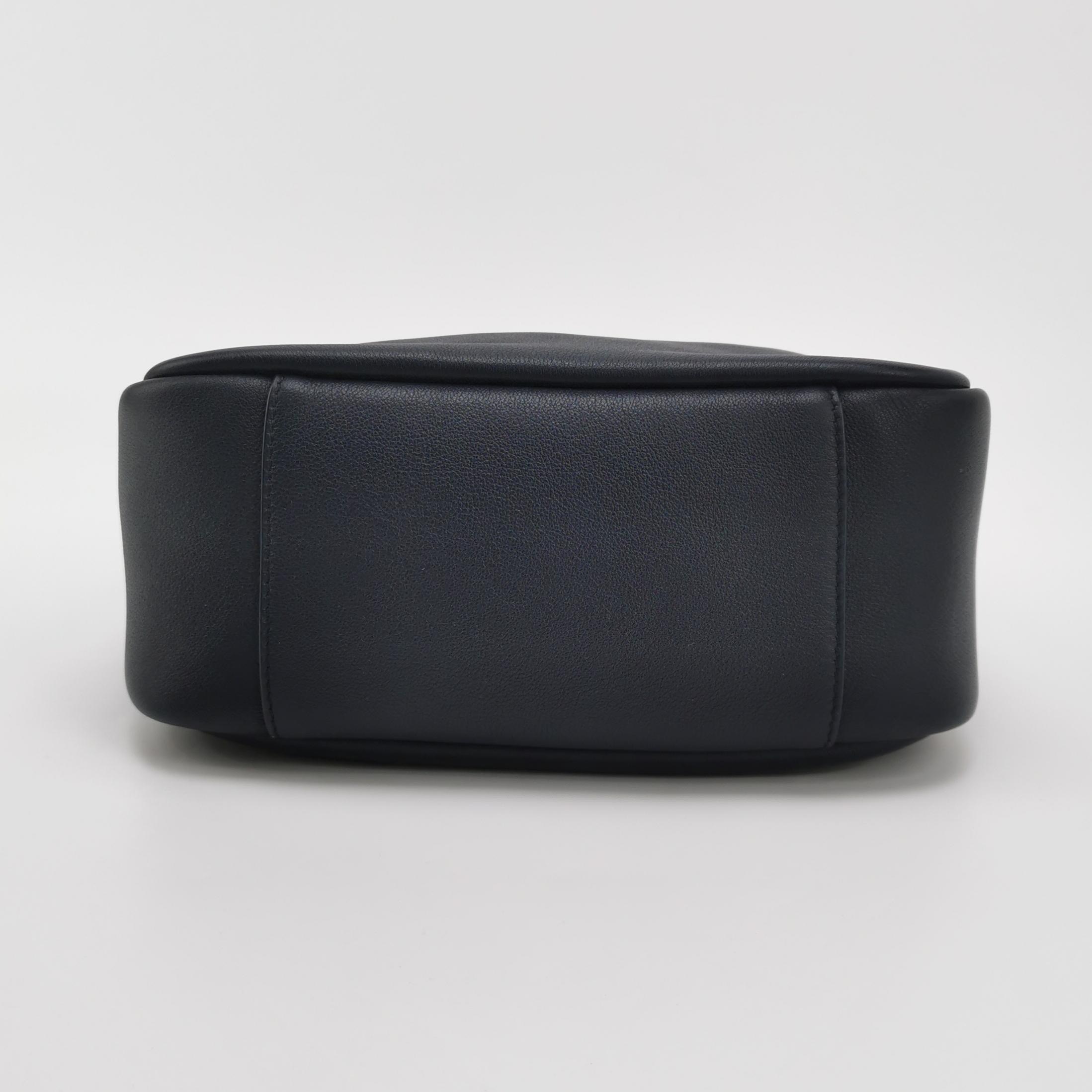 Saint Laurent Le 5 a 7 Supple Hobo Leather Small — photo 6 of 15