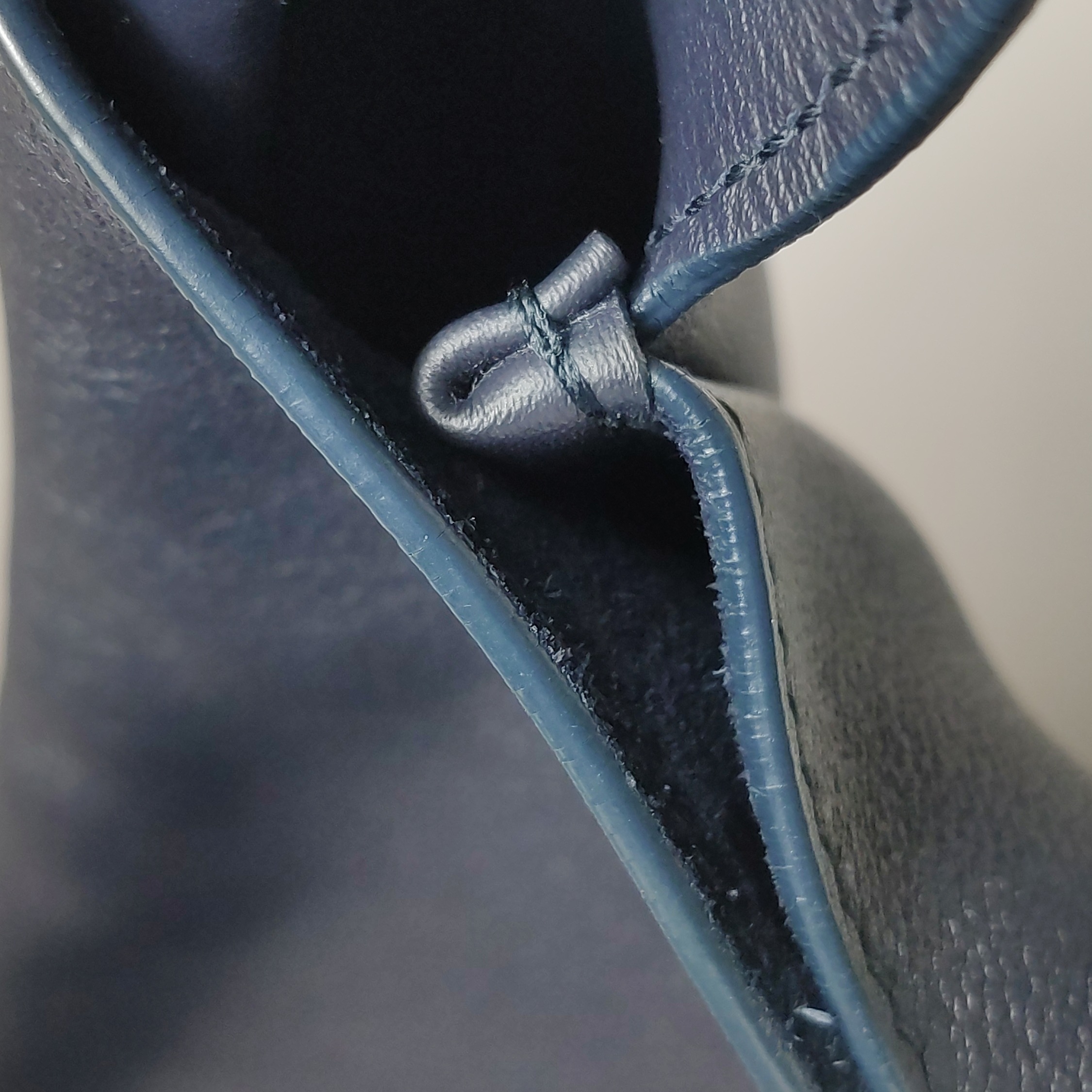 Saint Laurent Le 5 a 7 Supple Hobo Leather Small — photo 14 of 15