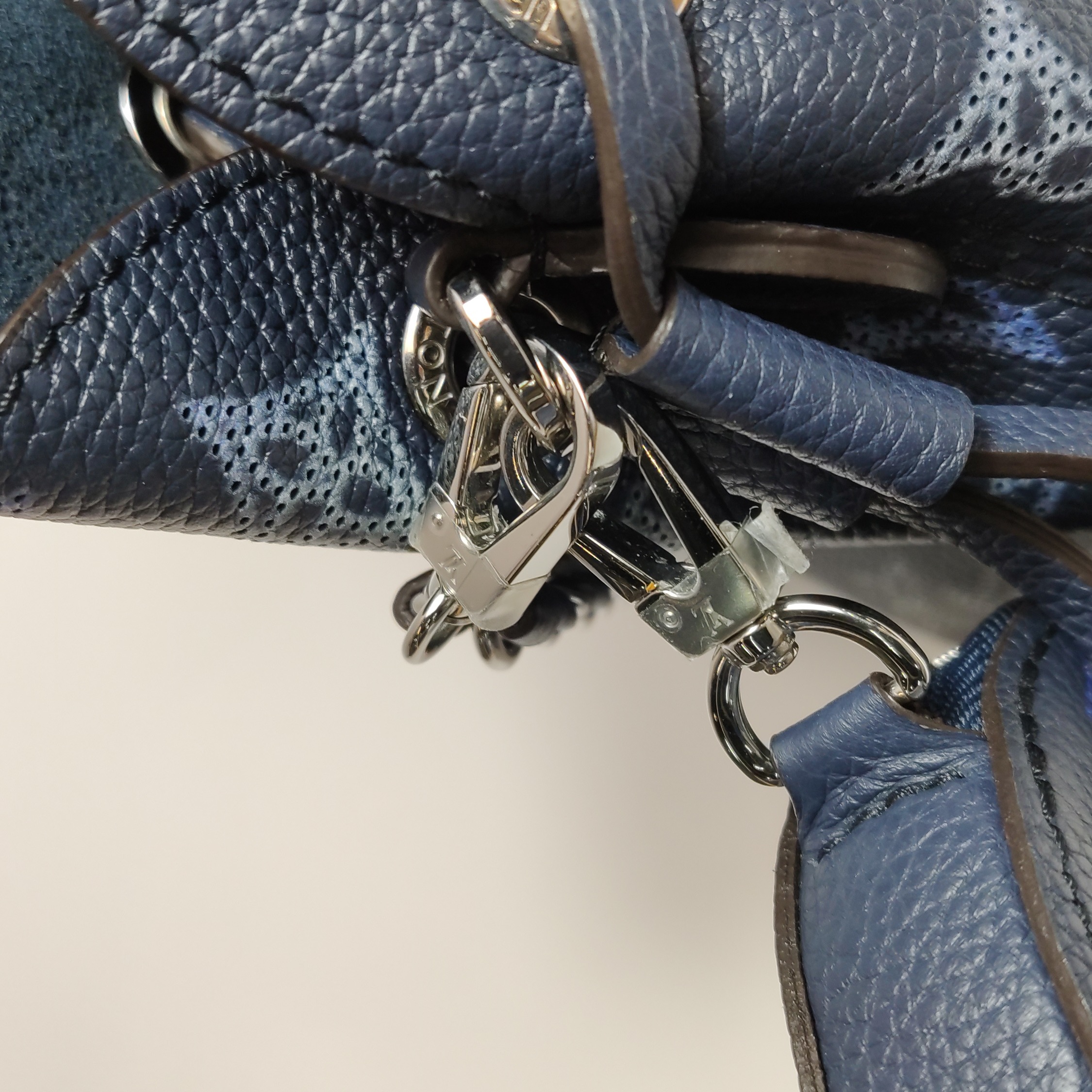 Louis Vuitton(LV) Bella Bucket Bag Flight Mode Mahina Leather — photo 17 of 23