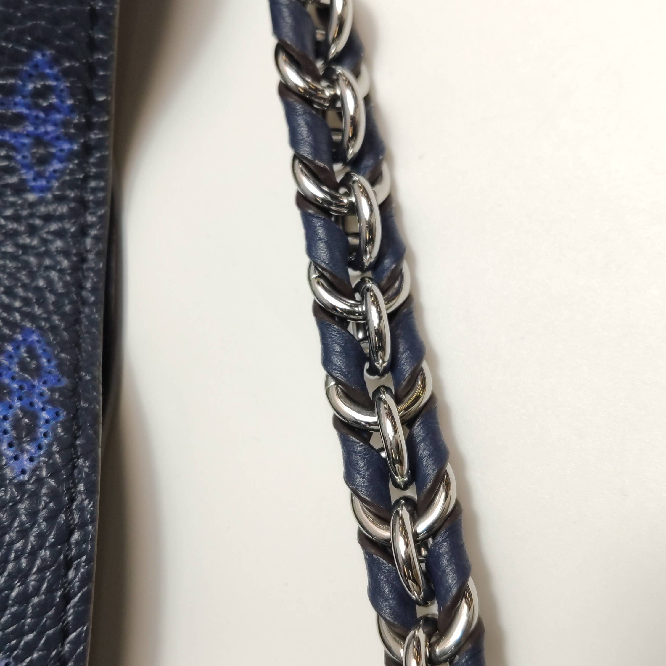 Louis Vuitton(LV) Bella Bucket Bag Flight Mode Mahina Leather — photo 15 of 23