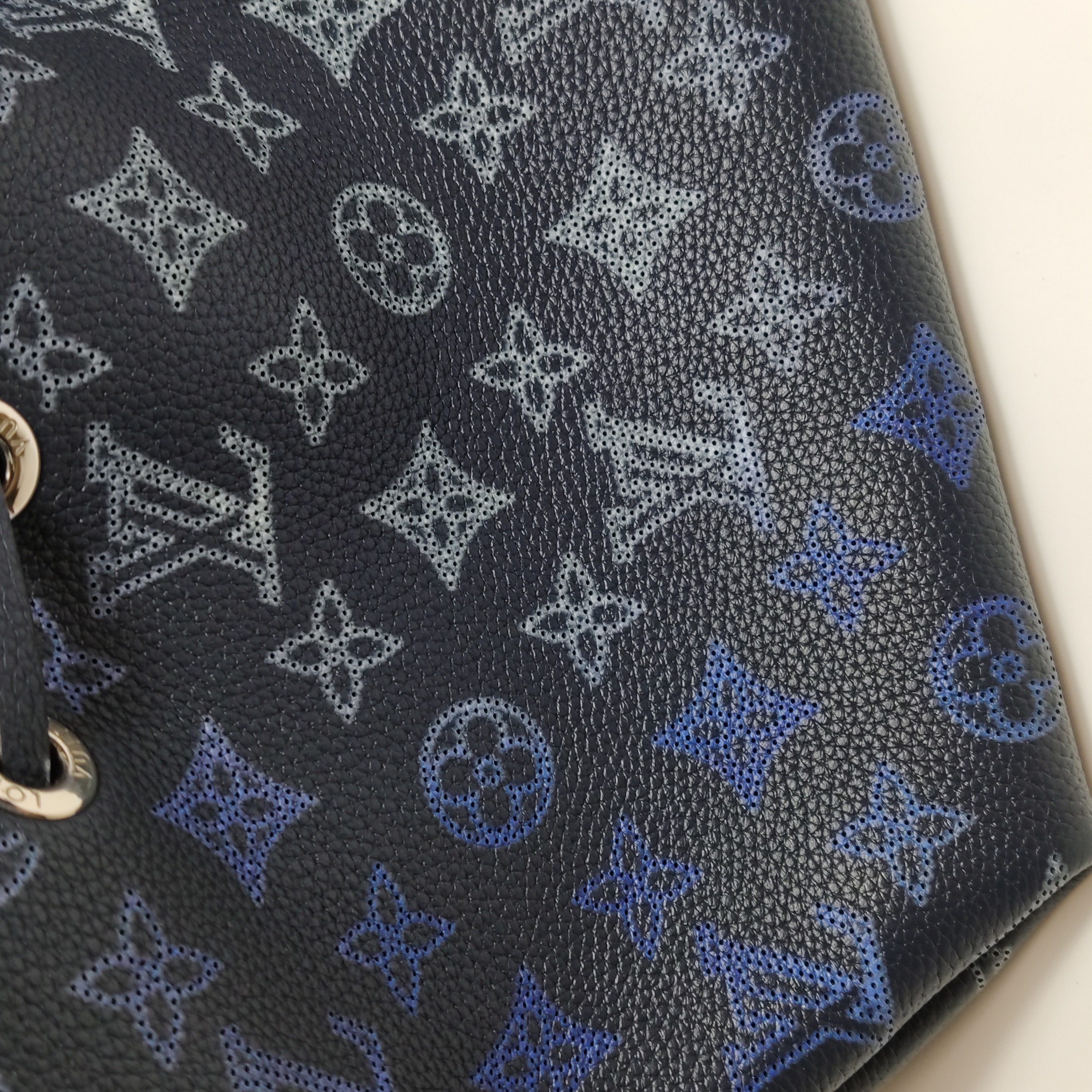 Louis Vuitton(LV) Bella Bucket Bag Flight Mode Mahina Leather — photo 20 of 23