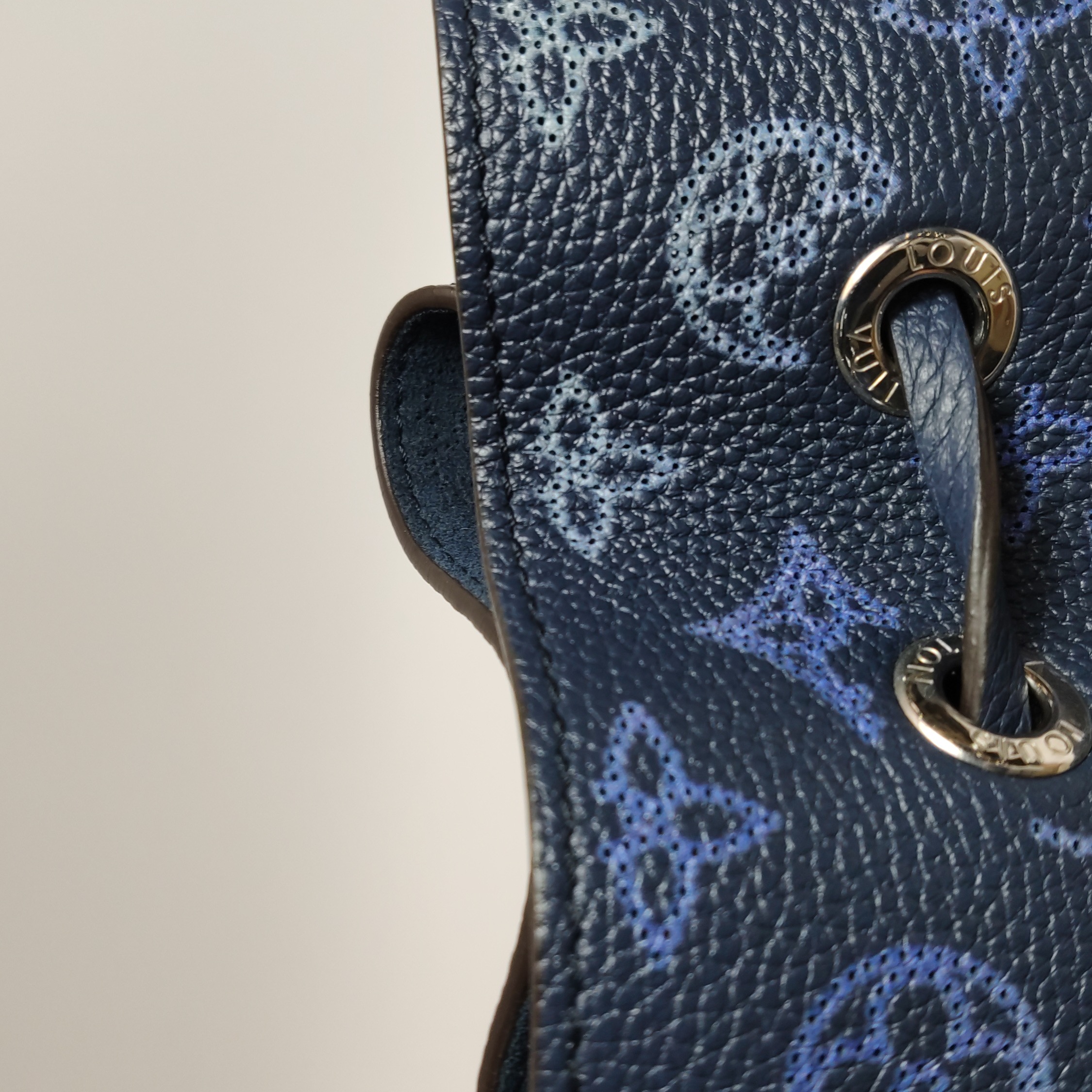 Louis Vuitton(LV) Bella Bucket Bag Flight Mode Mahina Leather — photo 16 of 23