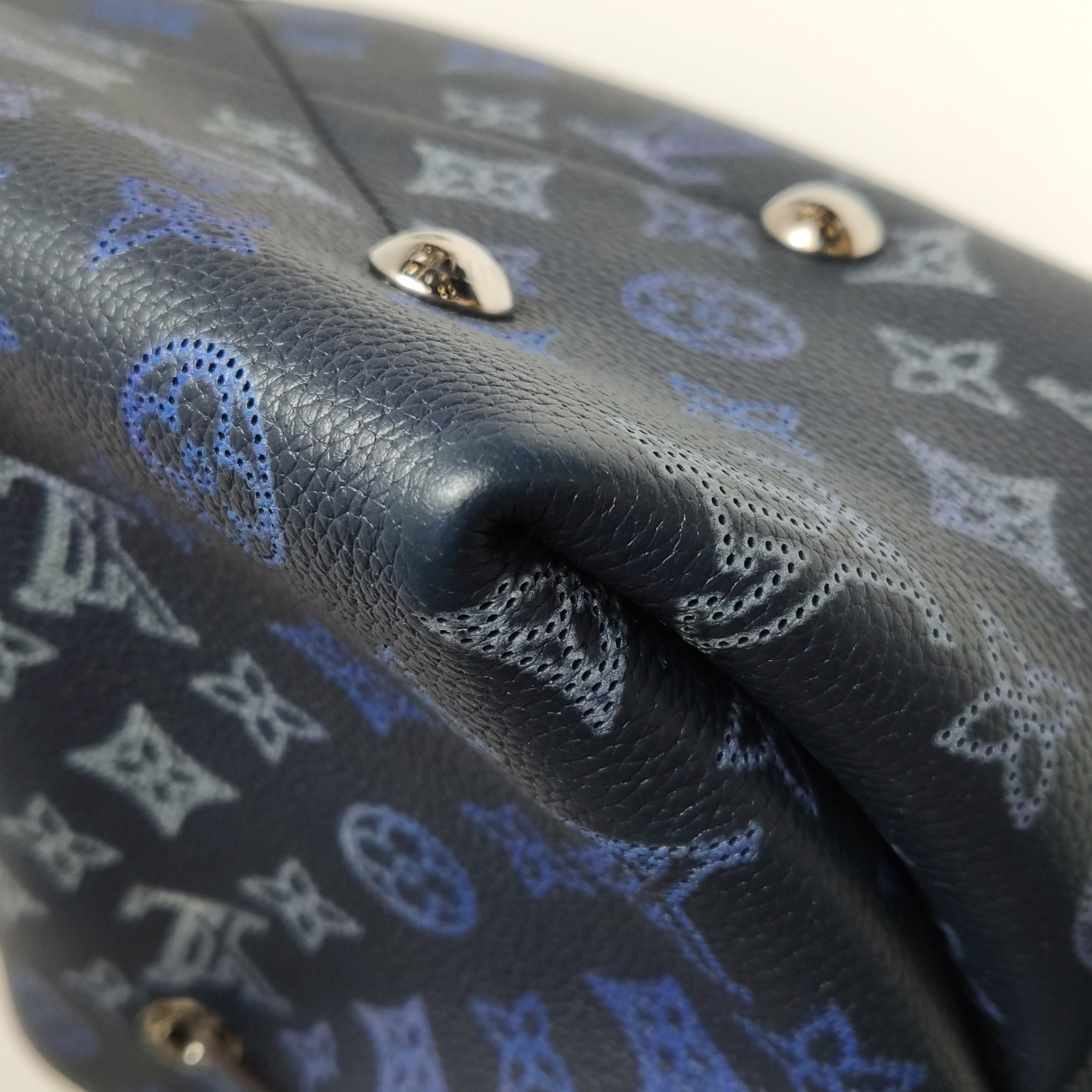 Louis Vuitton(LV) Bella Bucket Bag Flight Mode Mahina Leather — photo 13 of 23