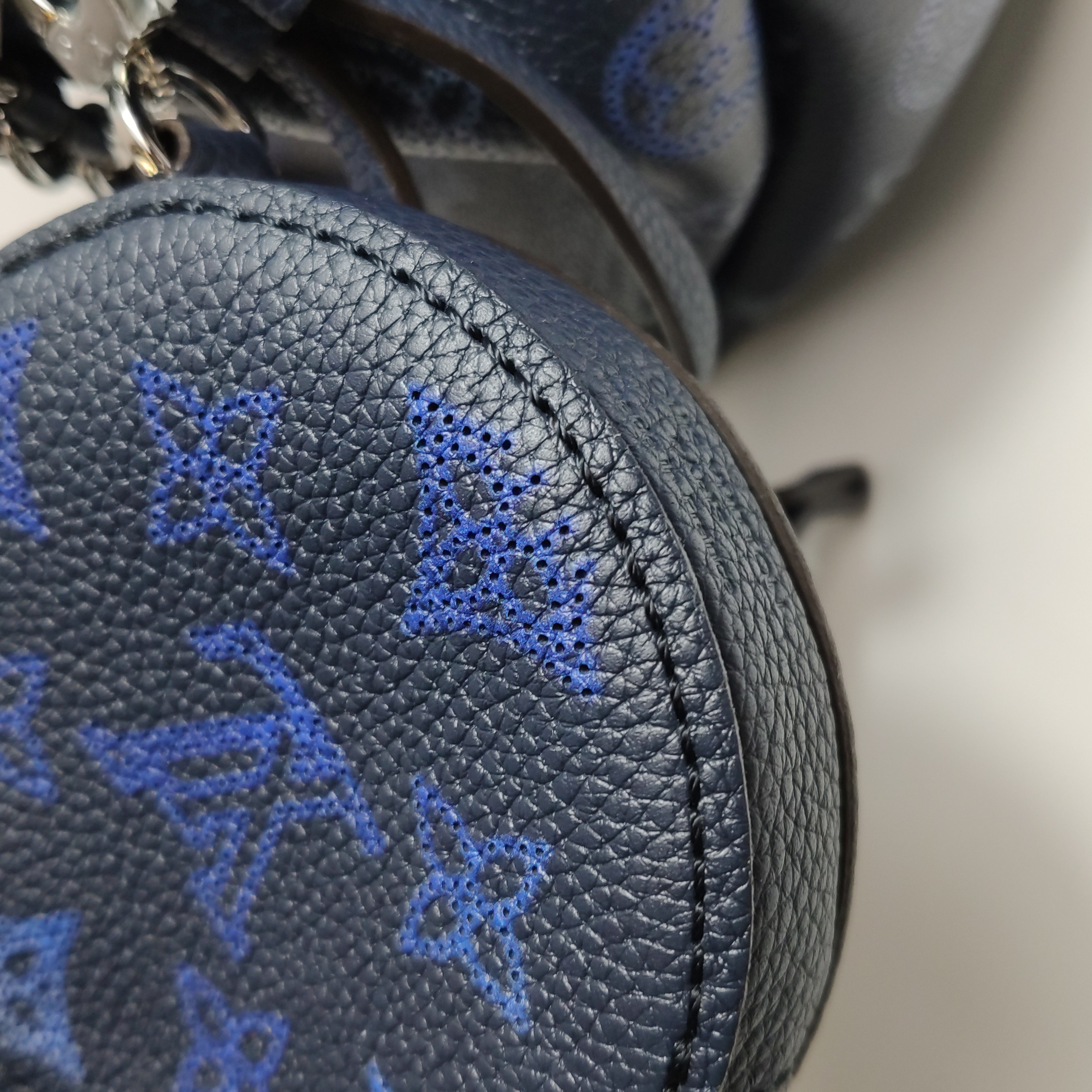 Louis Vuitton(LV) Bella Bucket Bag Flight Mode Mahina Leather — photo 23 of 23