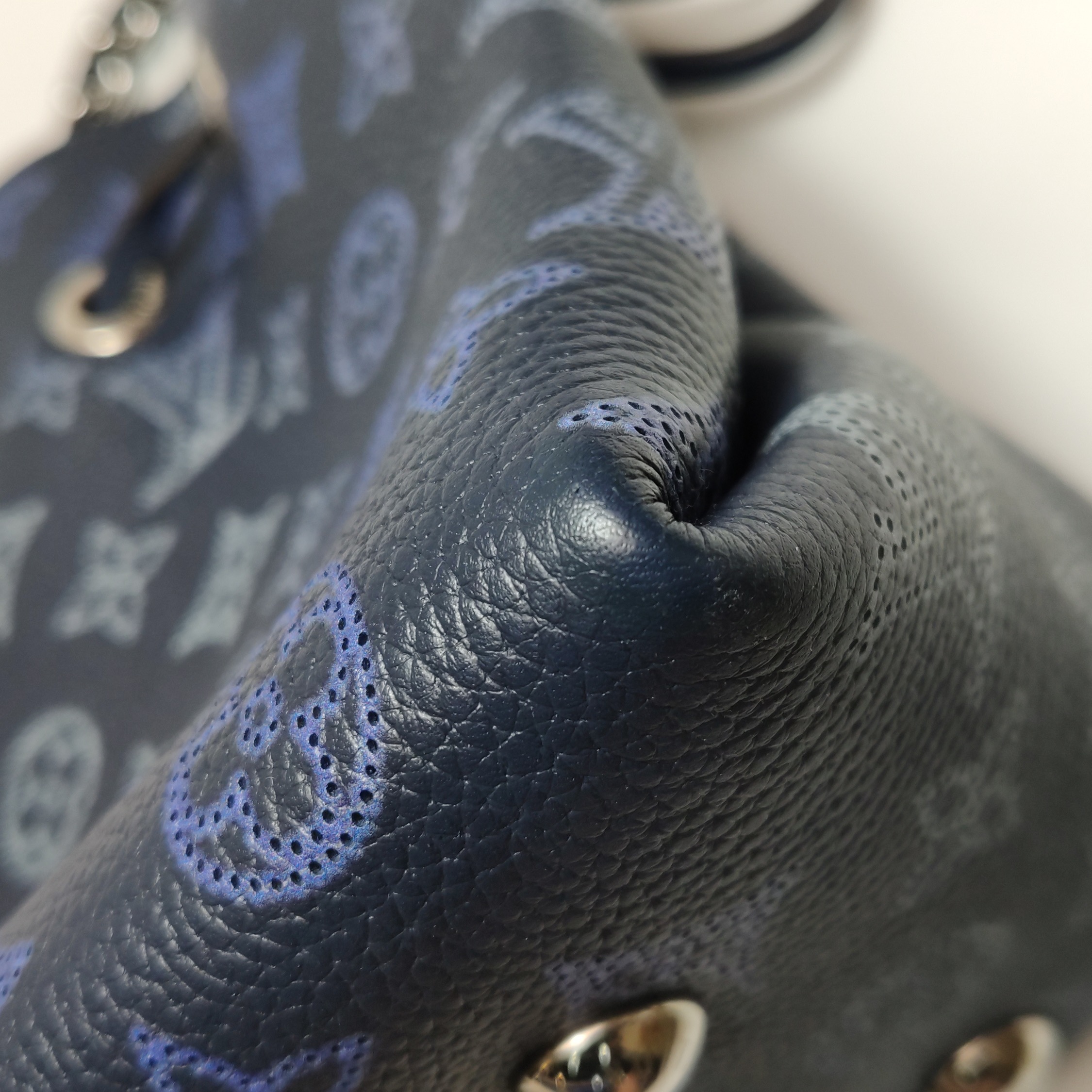 Louis Vuitton(LV) Bella Bucket Bag Flight Mode Mahina Leather — photo 12 of 23