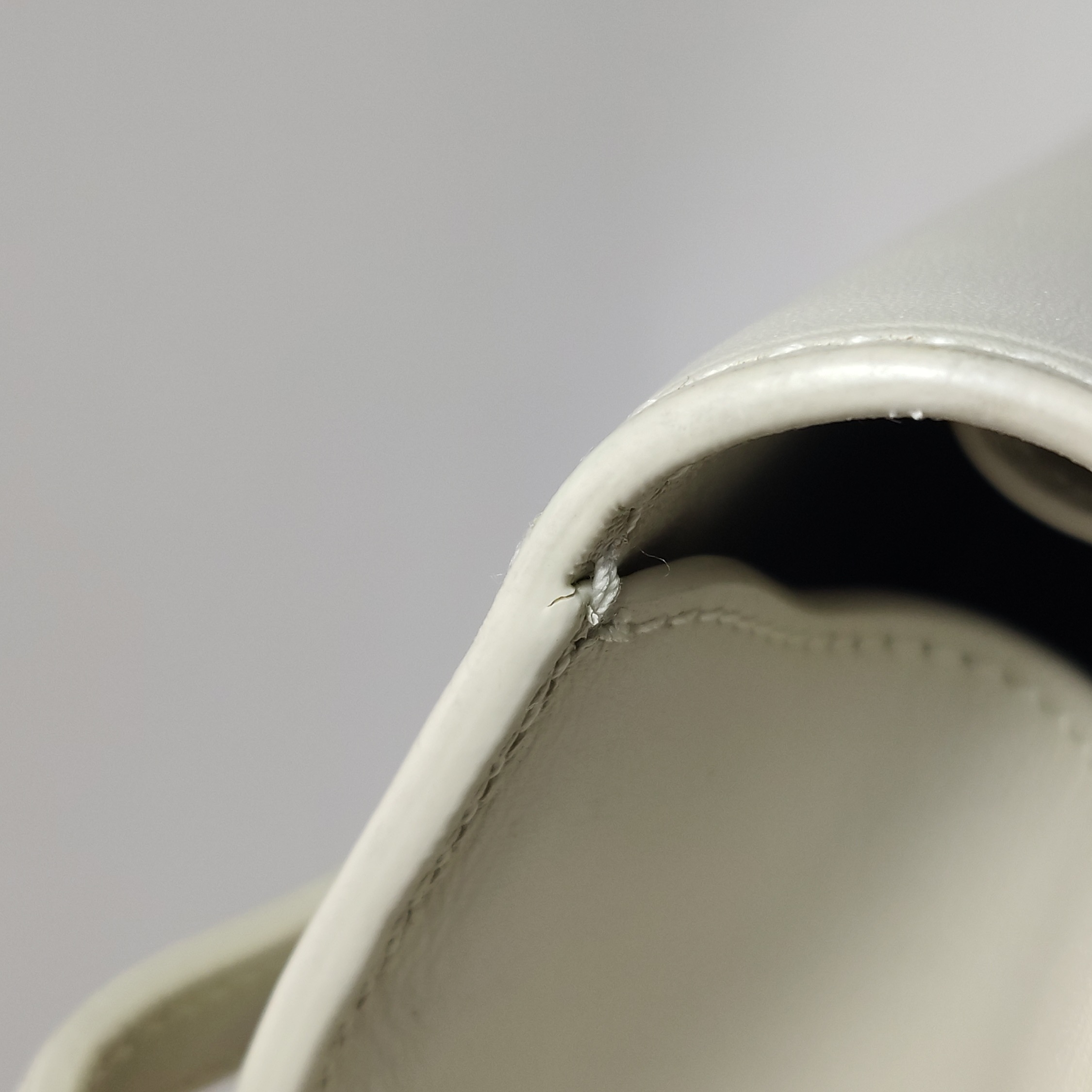 Saint Laurent Manhattan Shoulder Bag Leather Medium — photo 12 of 14