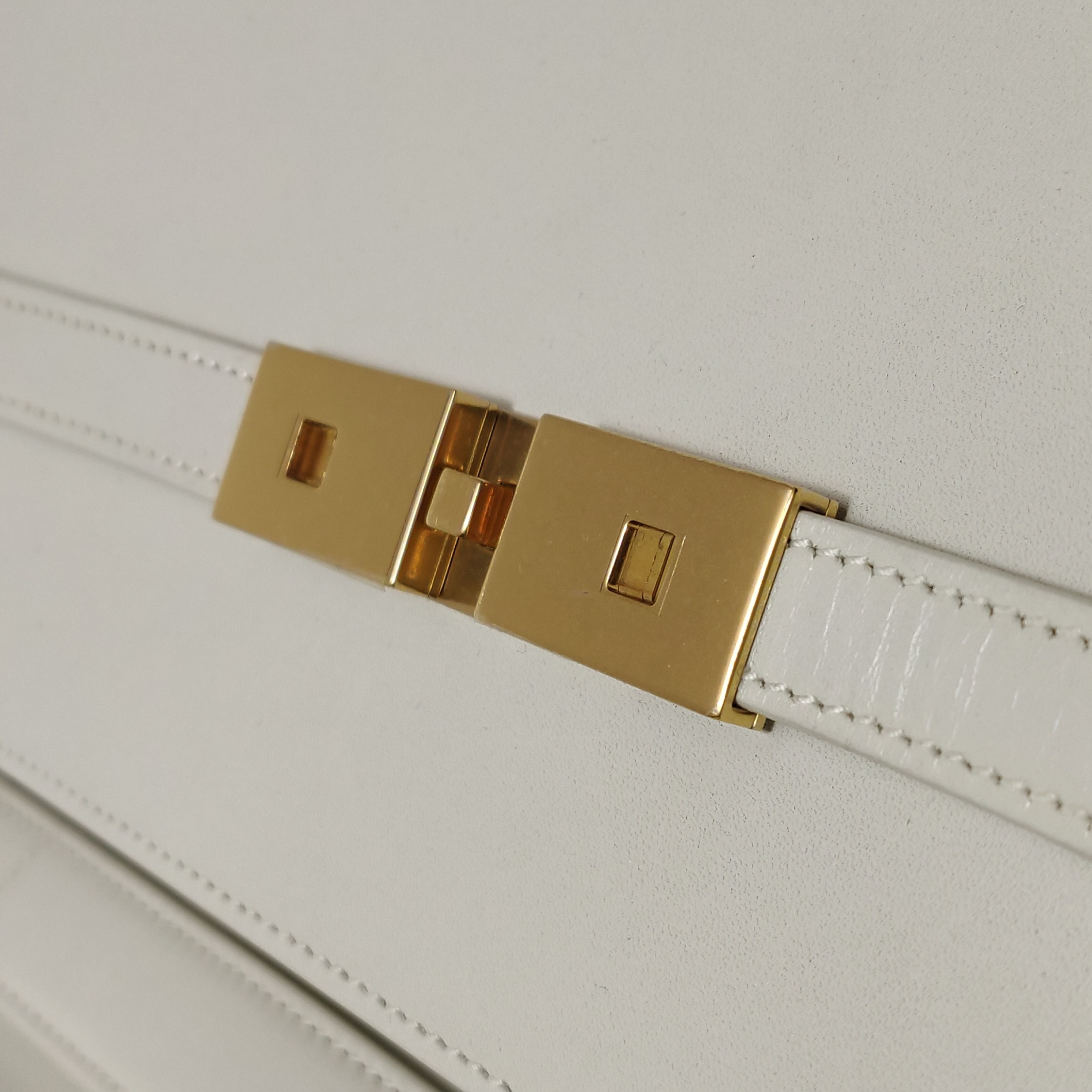 Saint Laurent Manhattan Shoulder Bag Leather Medium — photo 10 of 13