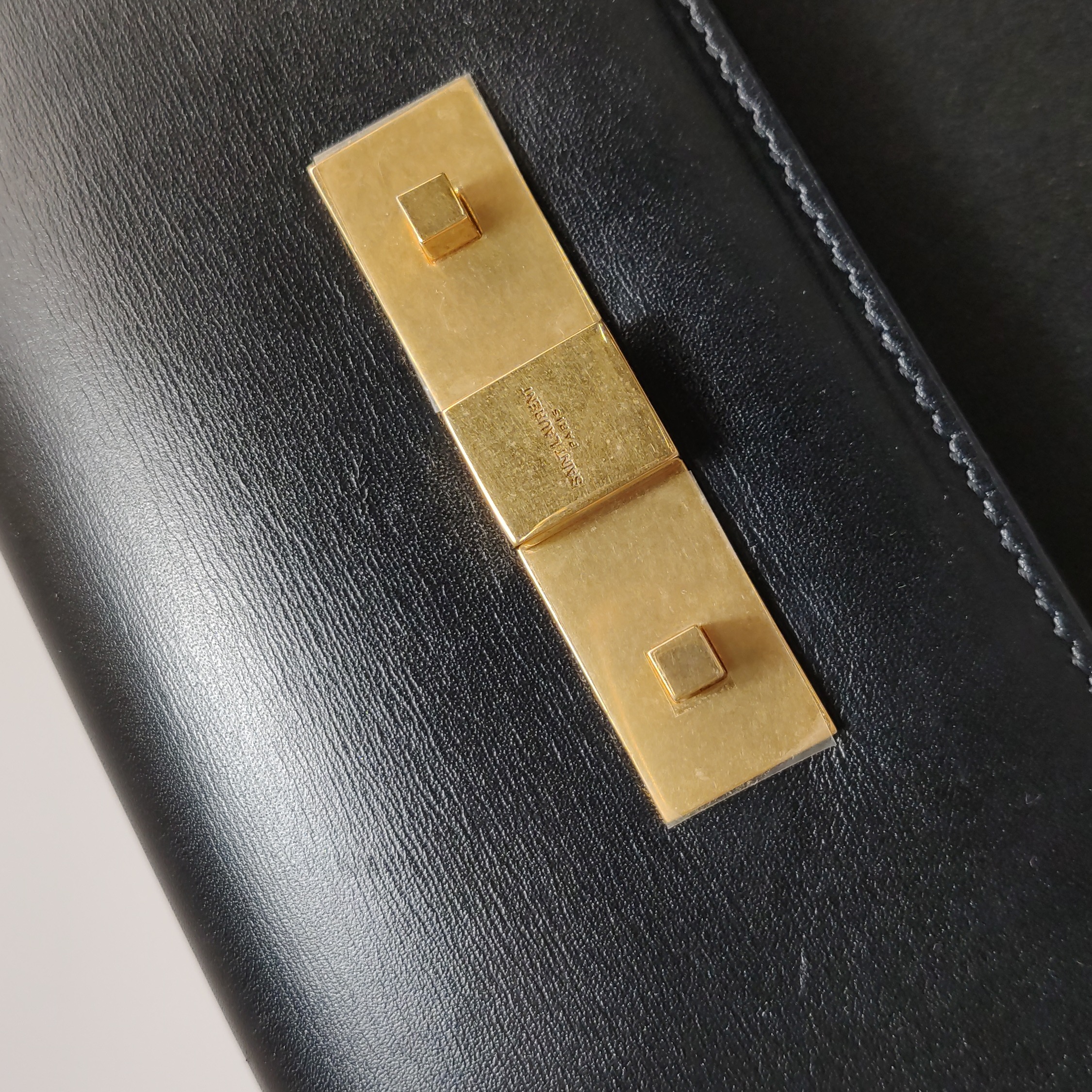Saint Laurent Manhattan Shoulder Bag Leather Medium — photo 9 of 13