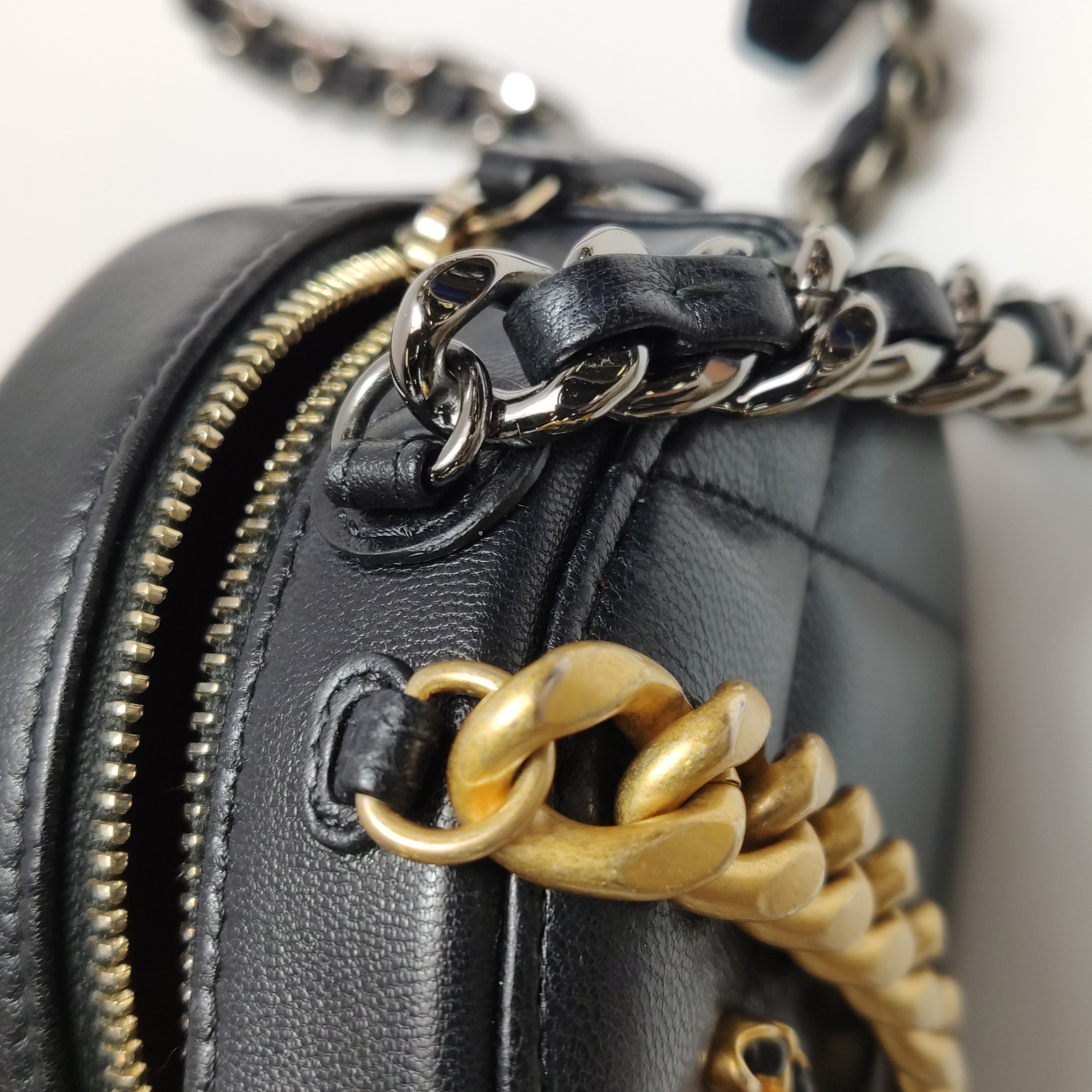 Chanel 19 Round Clutch with Chain Quilted Leather — photo 13 of 19