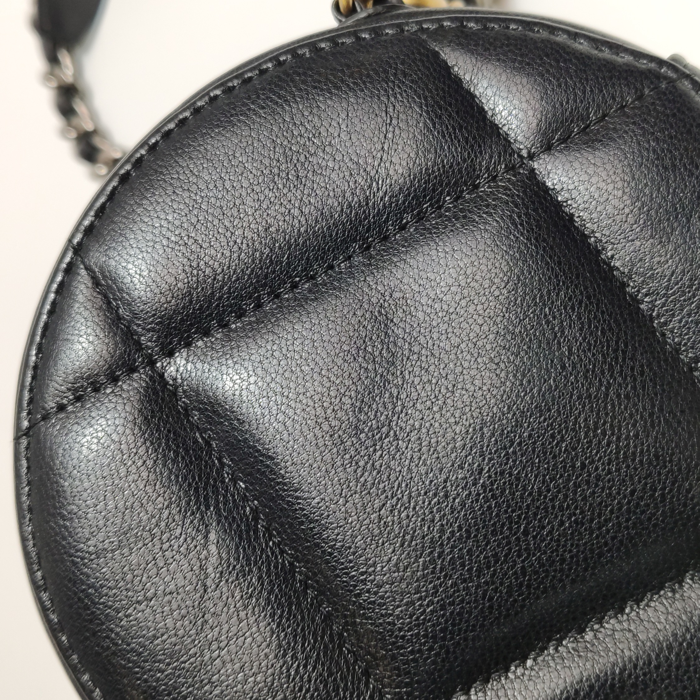 Chanel 19 Round Clutch with Chain Quilted Leather — photo 17 of 19
