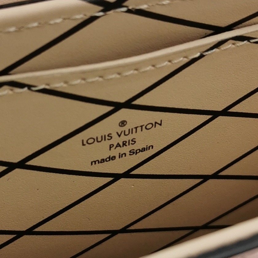 Louis Vuitton(LV) Vertical Trunk Pochette Epi Leather — photo 8 of 14