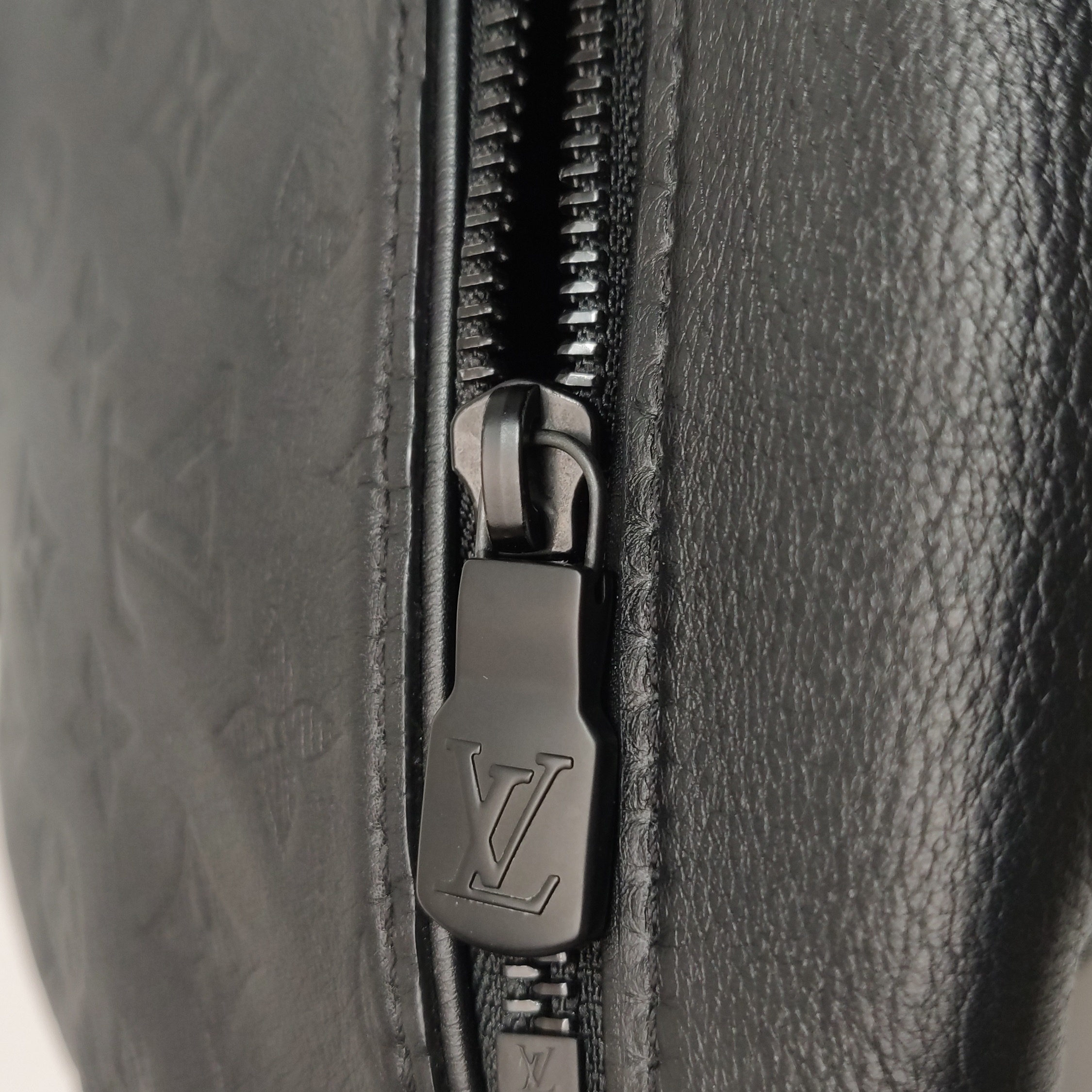 Louis Vuitton(LV) Discovery Bumbag Monogram Shadow Leather — photo 14 of 15