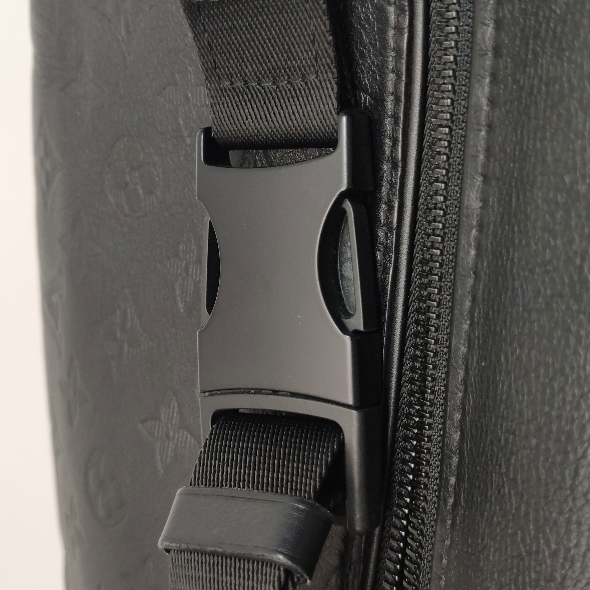 Louis Vuitton(LV) Discovery Bumbag Monogram Shadow Leather — photo 12 of 15