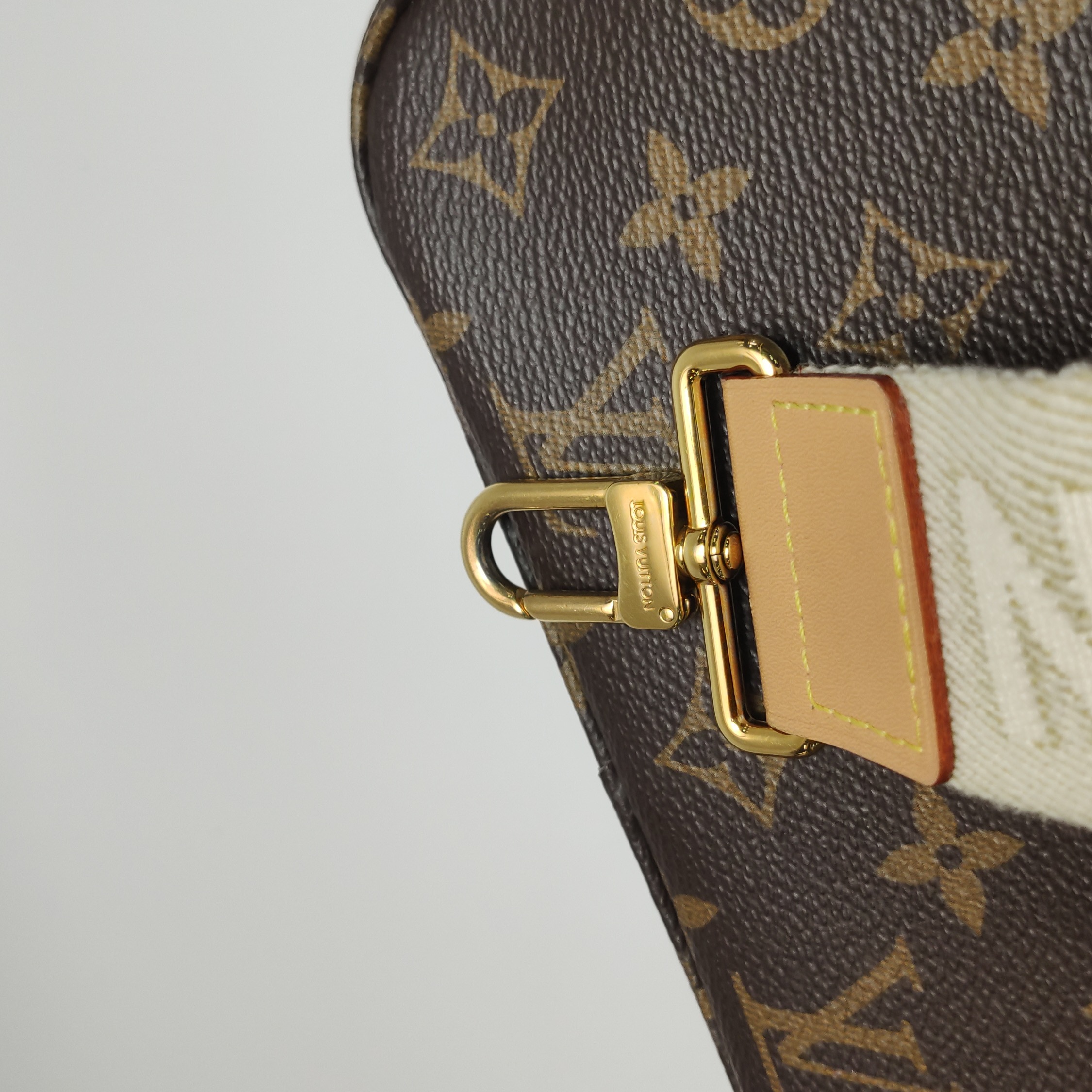 Louis Vuitton(LV) Utility Crossbody Bag Monogram Canvas — photo 22 of 23