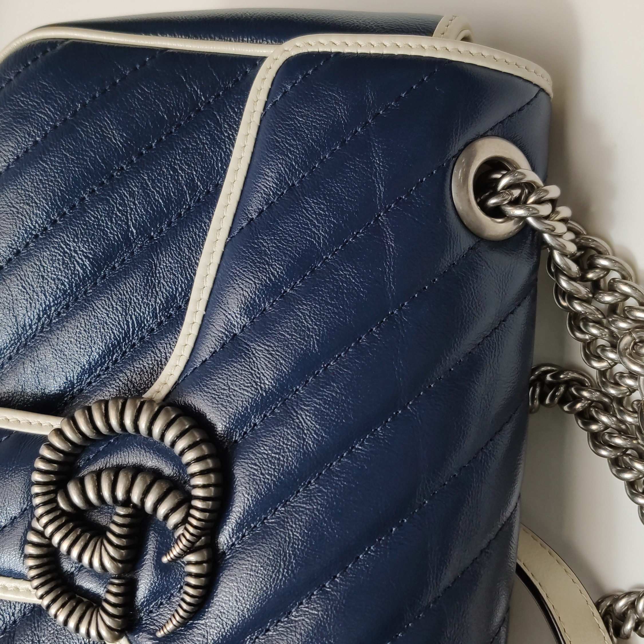 Gucci GG Marmont Flap Bag Diagonal Quilted Leather Small — photo 10 of 19
