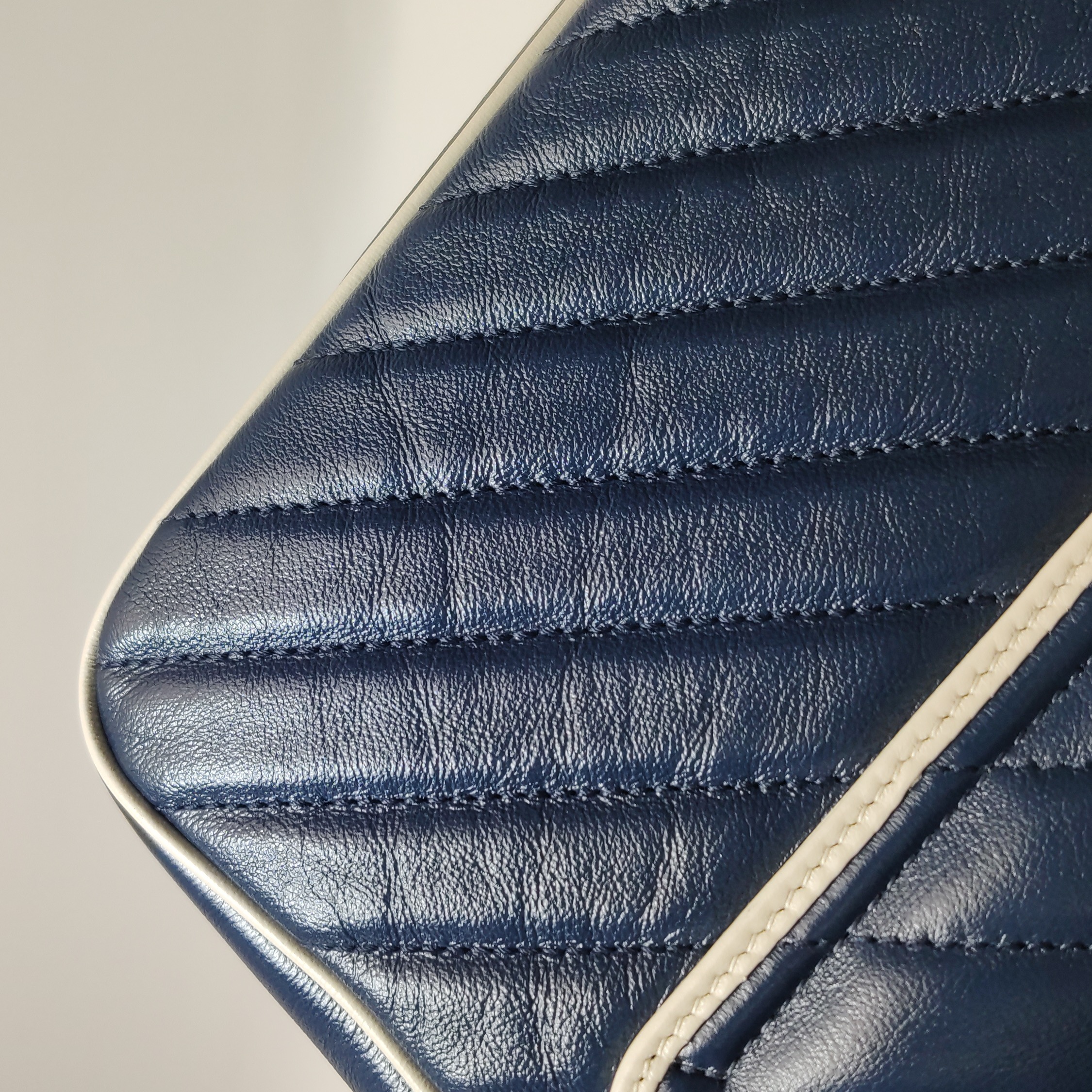 Gucci GG Marmont Flap Bag Diagonal Quilted Leather Small — photo 16 of 19