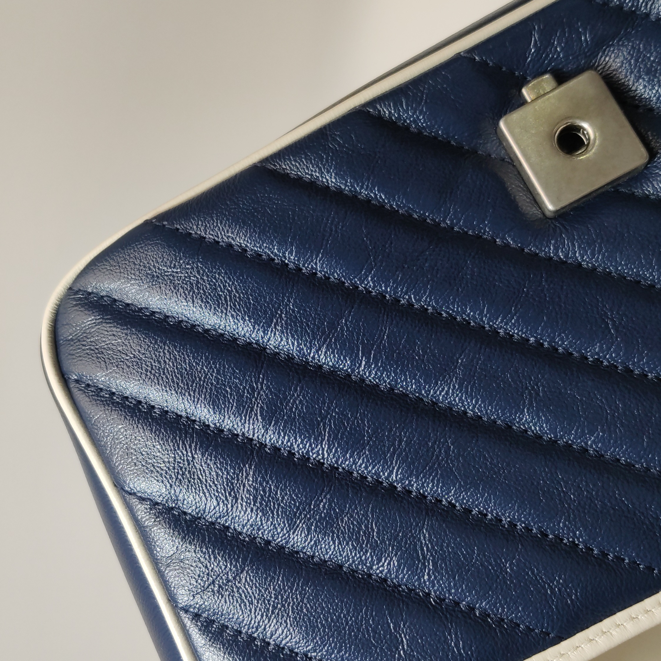 Gucci GG Marmont Flap Bag Diagonal Quilted Leather Small — photo 19 of 19