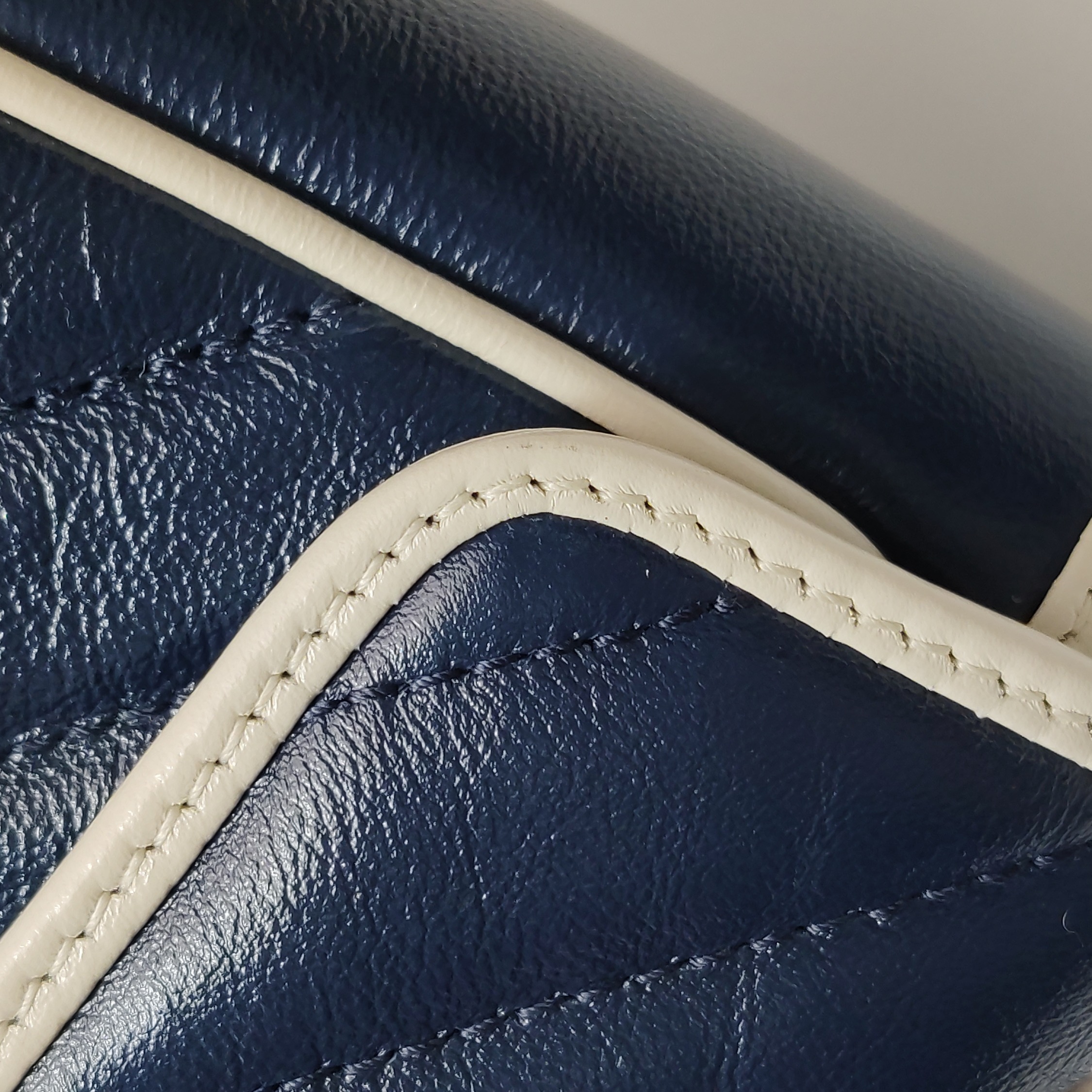 Gucci GG Marmont Flap Bag Diagonal Quilted Leather Small — photo 13 of 19