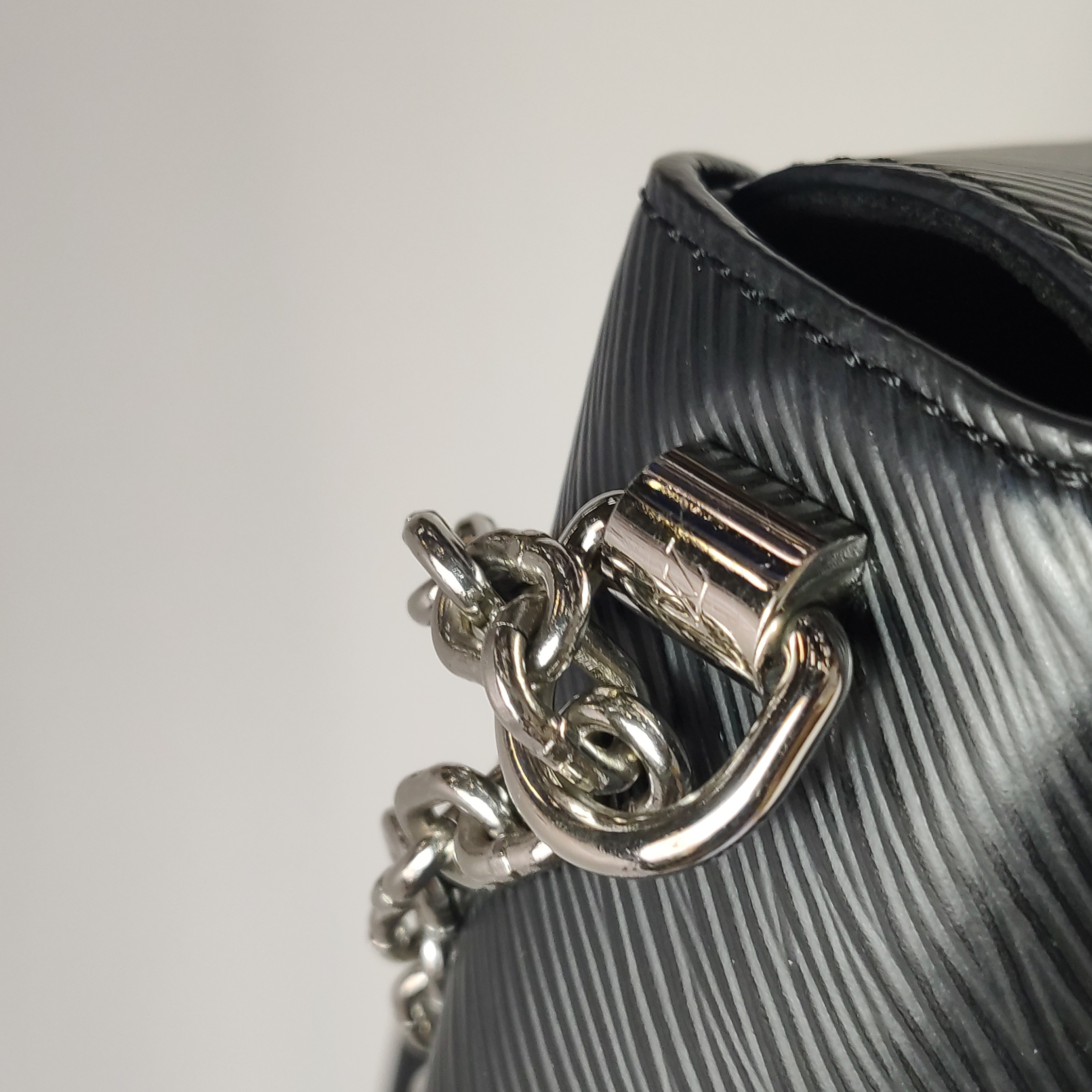 Louis Vuitton(LV) Twist Handbag Epi Leather MM — photo 15 of 17
