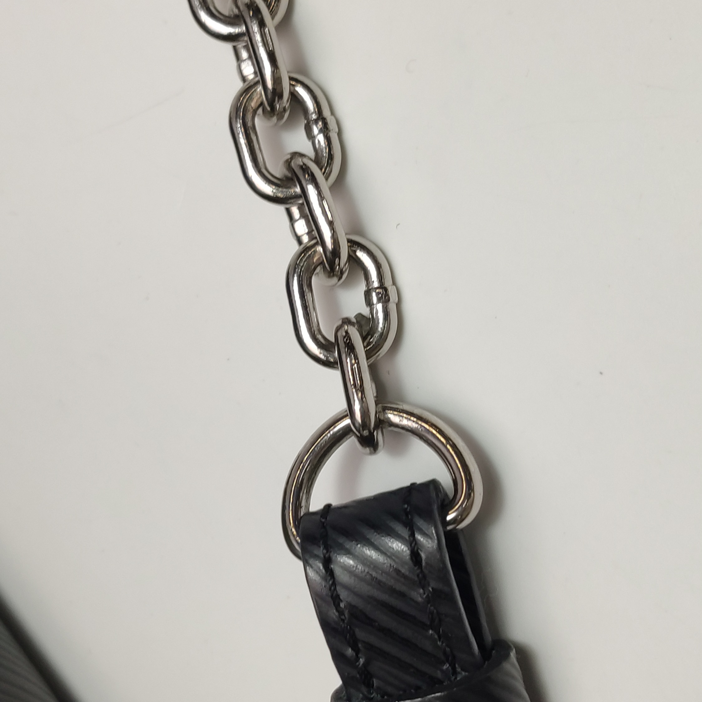 Louis Vuitton(LV) Twist Handbag Epi Leather MM — photo 17 of 17