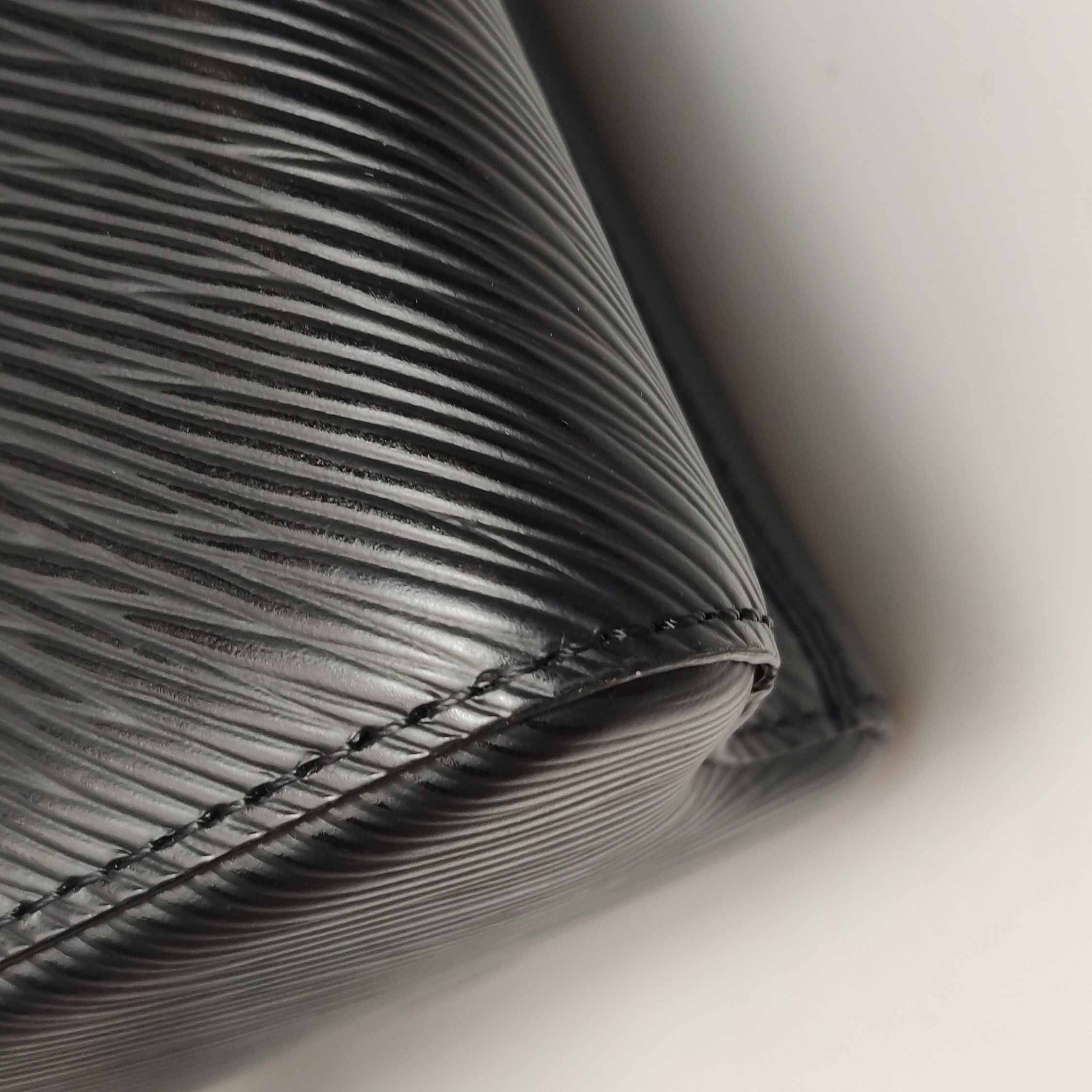 Louis Vuitton(LV) Twist Handbag Epi Leather MM — photo 12 of 17