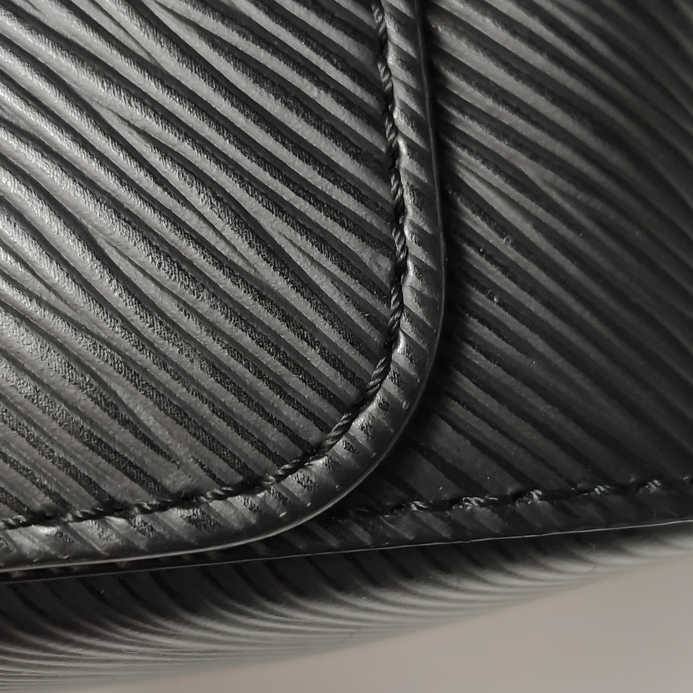 Louis Vuitton(LV) Twist Handbag Epi Leather MM — photo 11 of 17