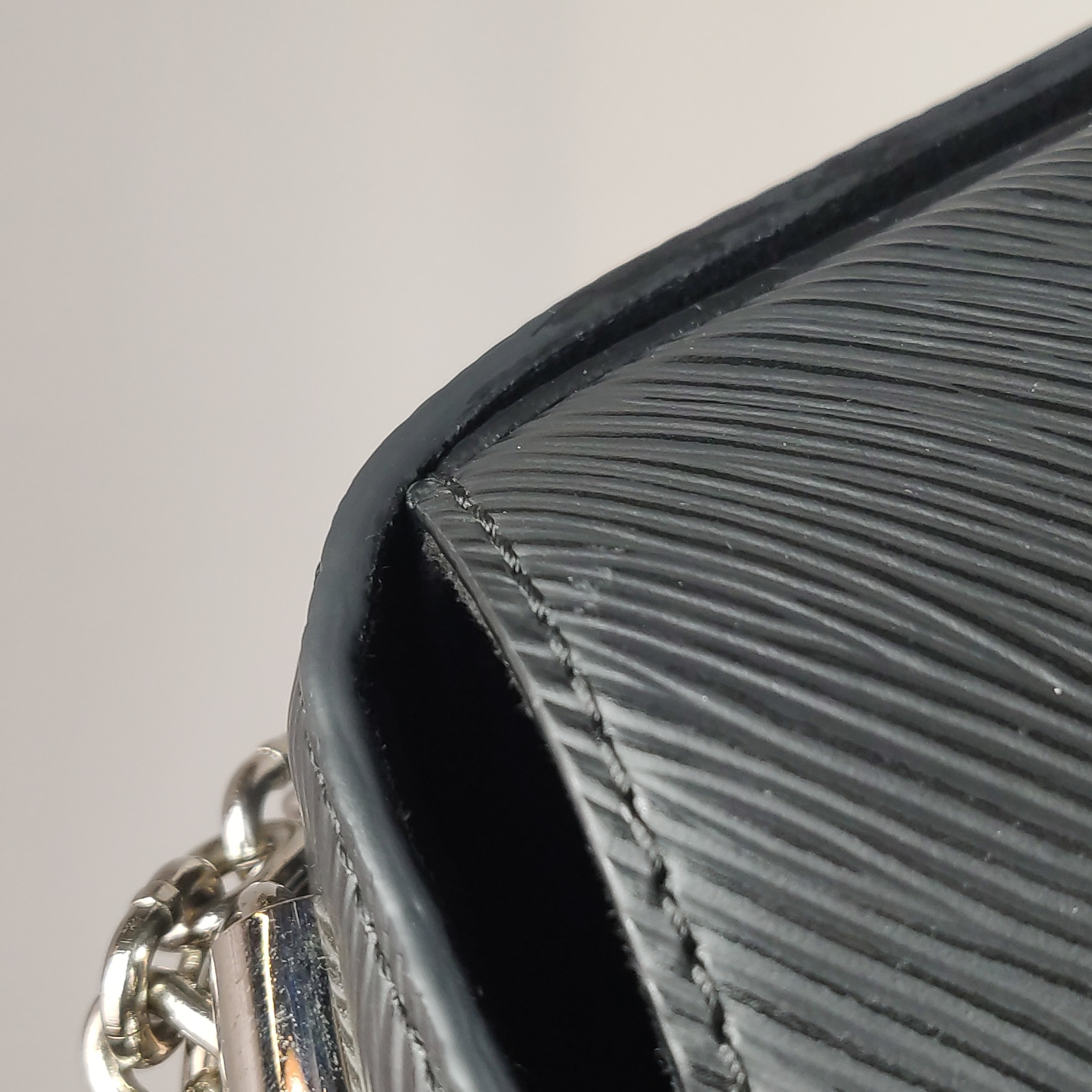 Louis Vuitton(LV) Twist Handbag Epi Leather MM — photo 14 of 17