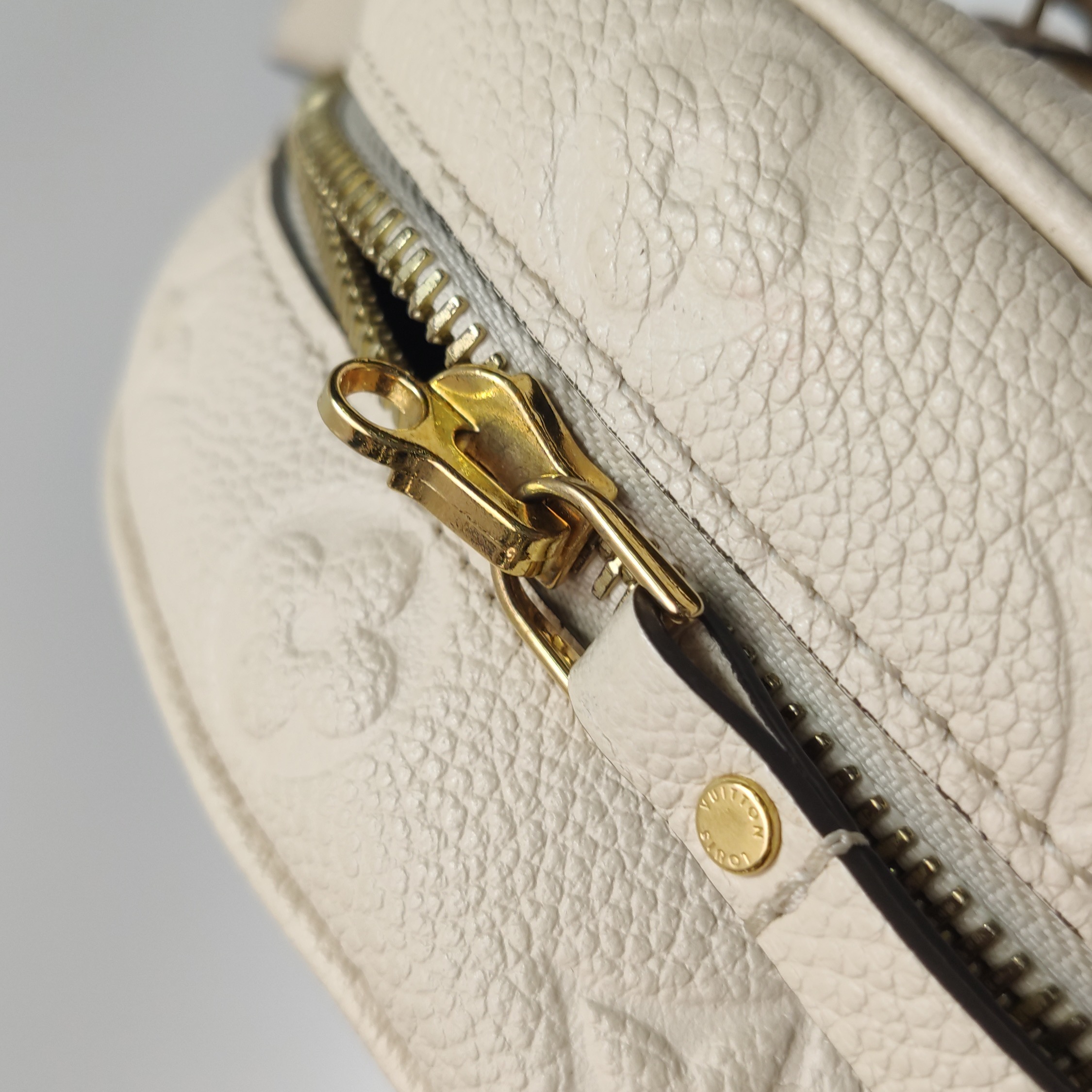 Louis Vuitton(LV0 Boite Chapeau Souple Bag Monogram Empreinte Leather MM — photo 11 of 20