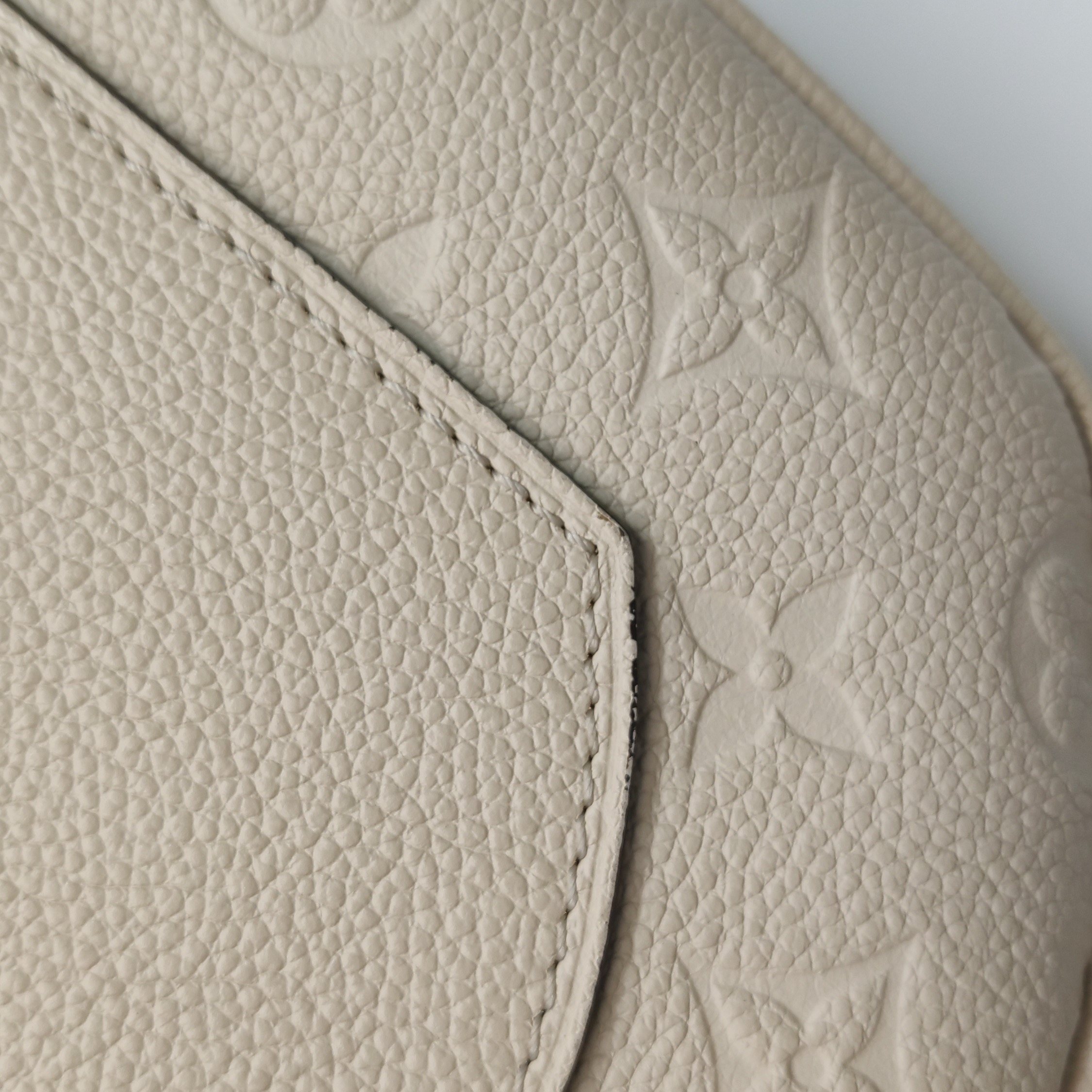 Louis Vuitton(LV0 Boite Chapeau Souple Bag Monogram Empreinte Leather MM — photo 16 of 20
