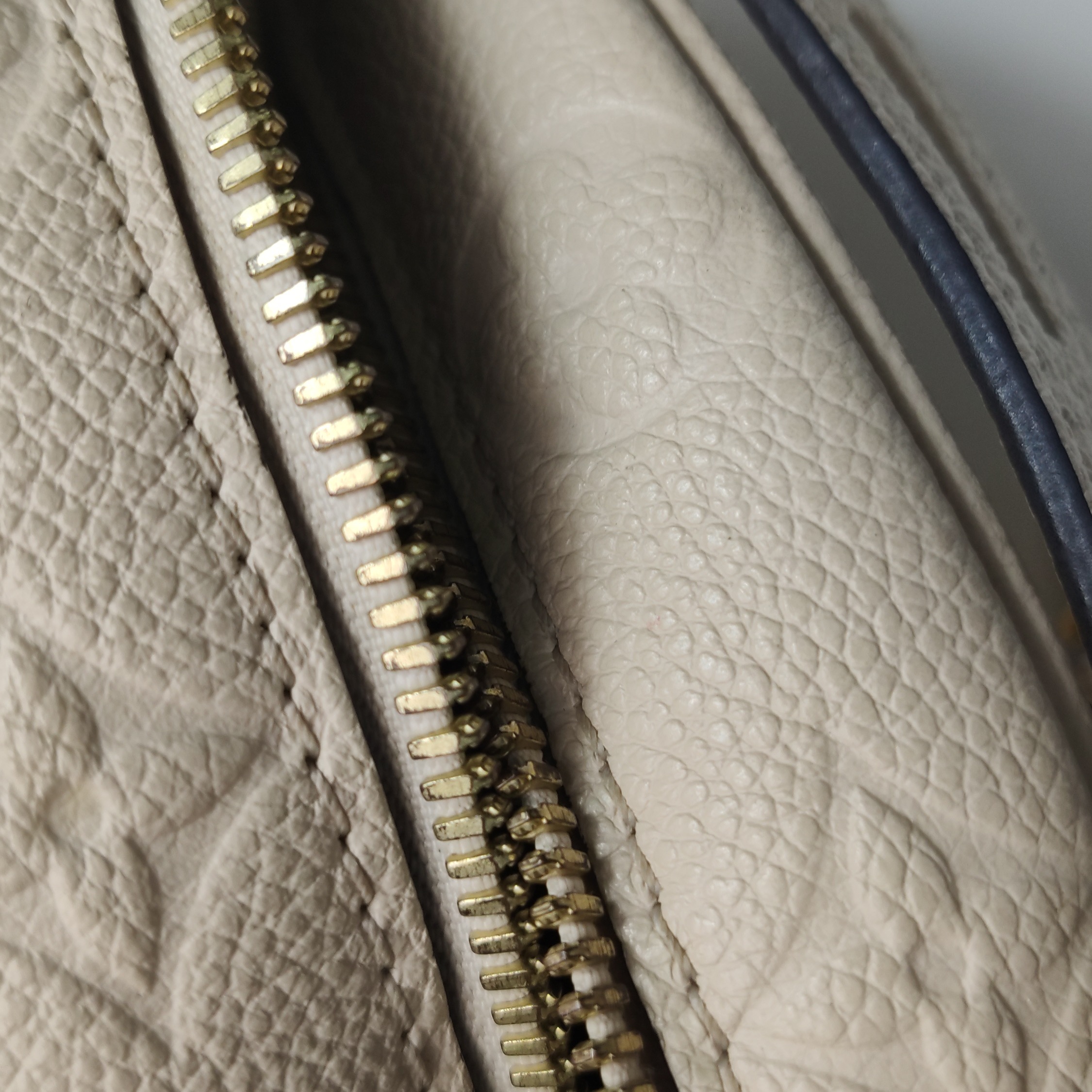 Louis Vuitton(LV0 Boite Chapeau Souple Bag Monogram Empreinte Leather MM — photo 13 of 20