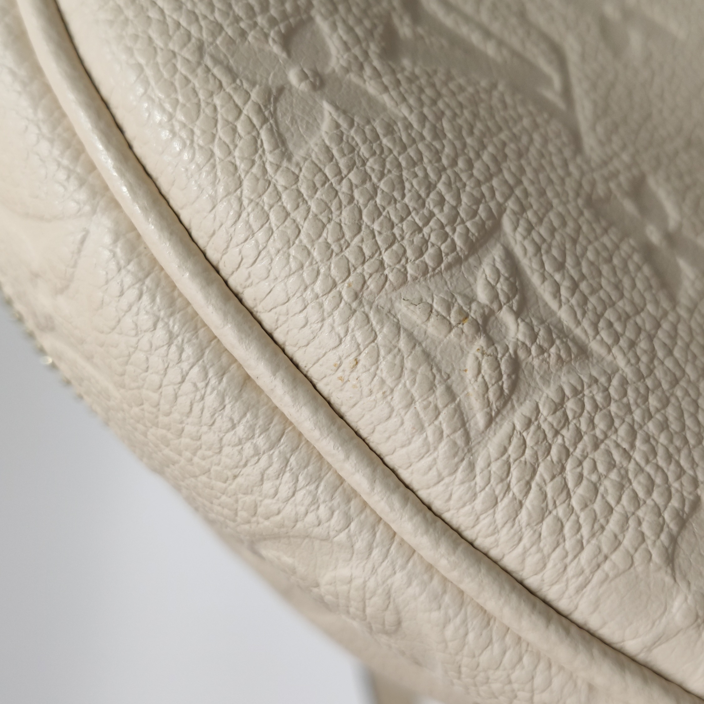 Louis Vuitton(LV0 Boite Chapeau Souple Bag Monogram Empreinte Leather MM — photo 19 of 20