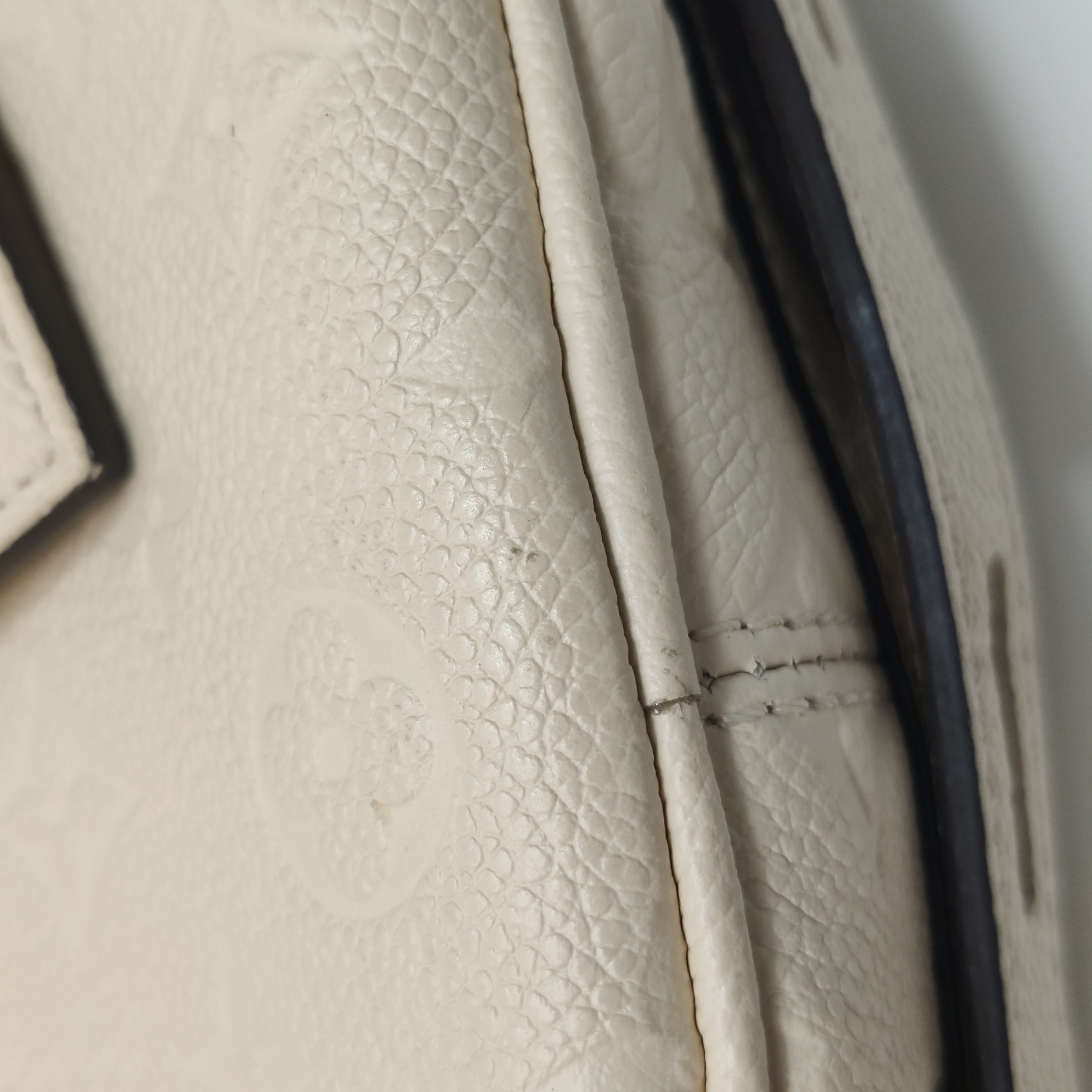 Louis Vuitton(LV0 Boite Chapeau Souple Bag Monogram Empreinte Leather MM — photo 18 of 20