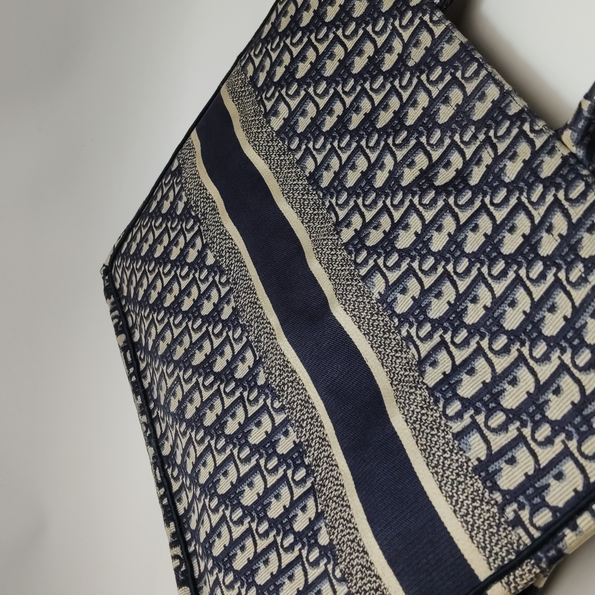 Dior Book Tote Oblique Canvas Large — photo 15 of 17