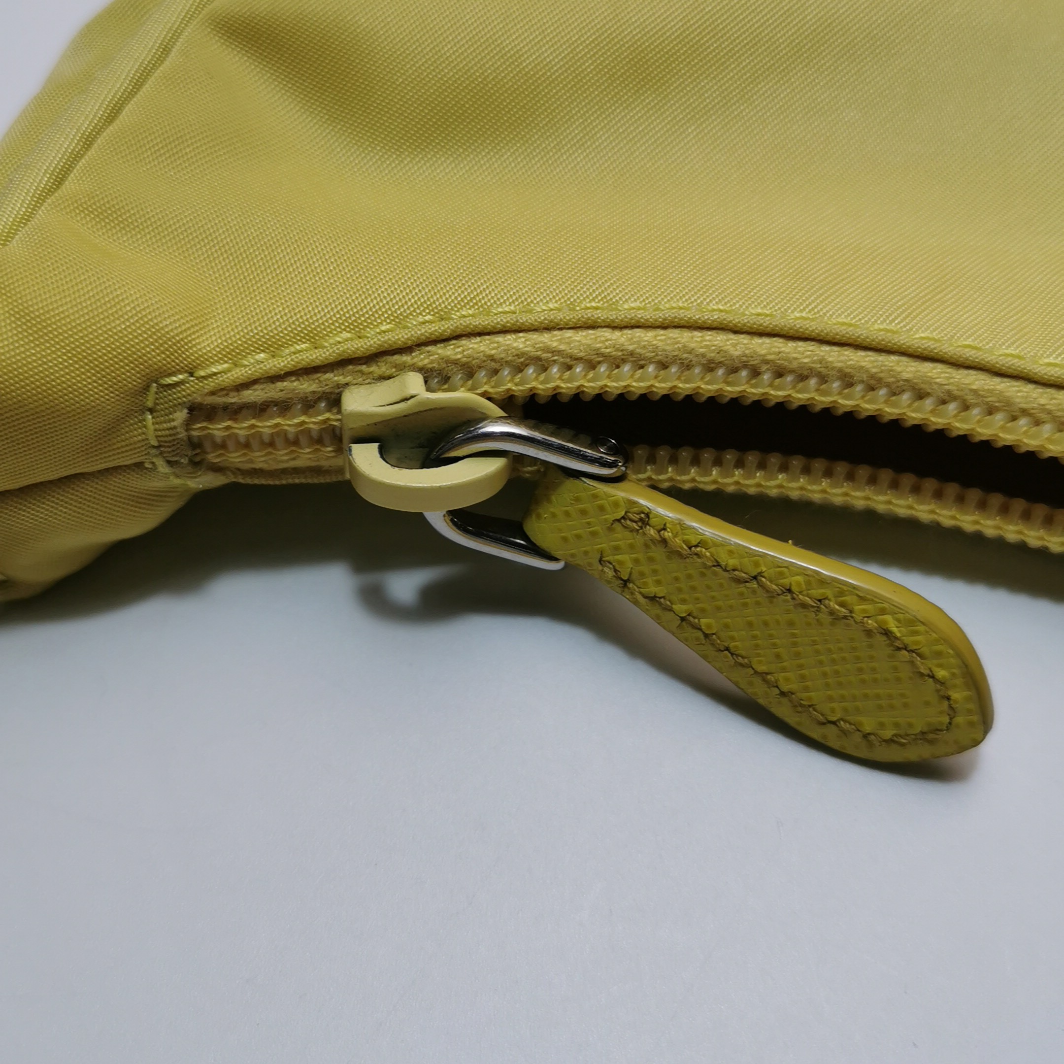 Prada Re-Edition 2000 Hobo Tessuto Mini — photo 9 of 11