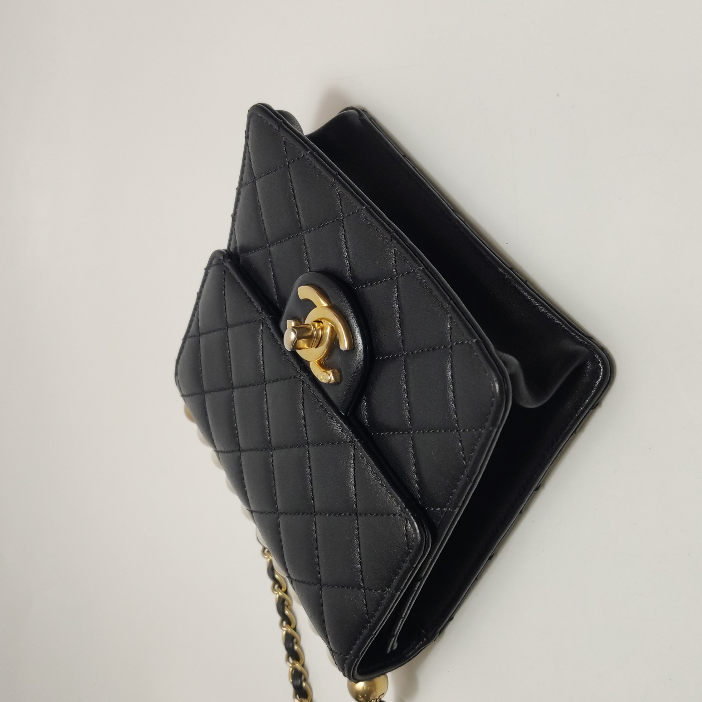 Chanel Chic Pearls Flap Clutch with Chain Quilted Goatskin Mini — photo 7 of 20