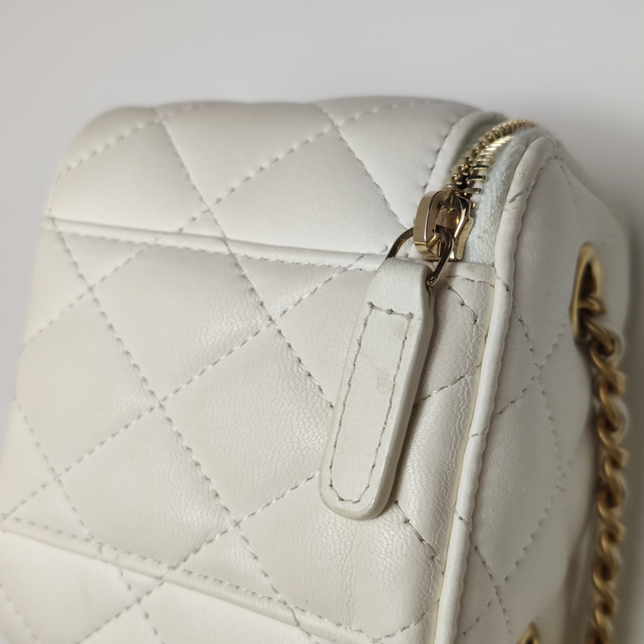 Chanel Lambskin Quilted Mini Pearl Crush Vanity Case With Chain White — photo 11 of 22