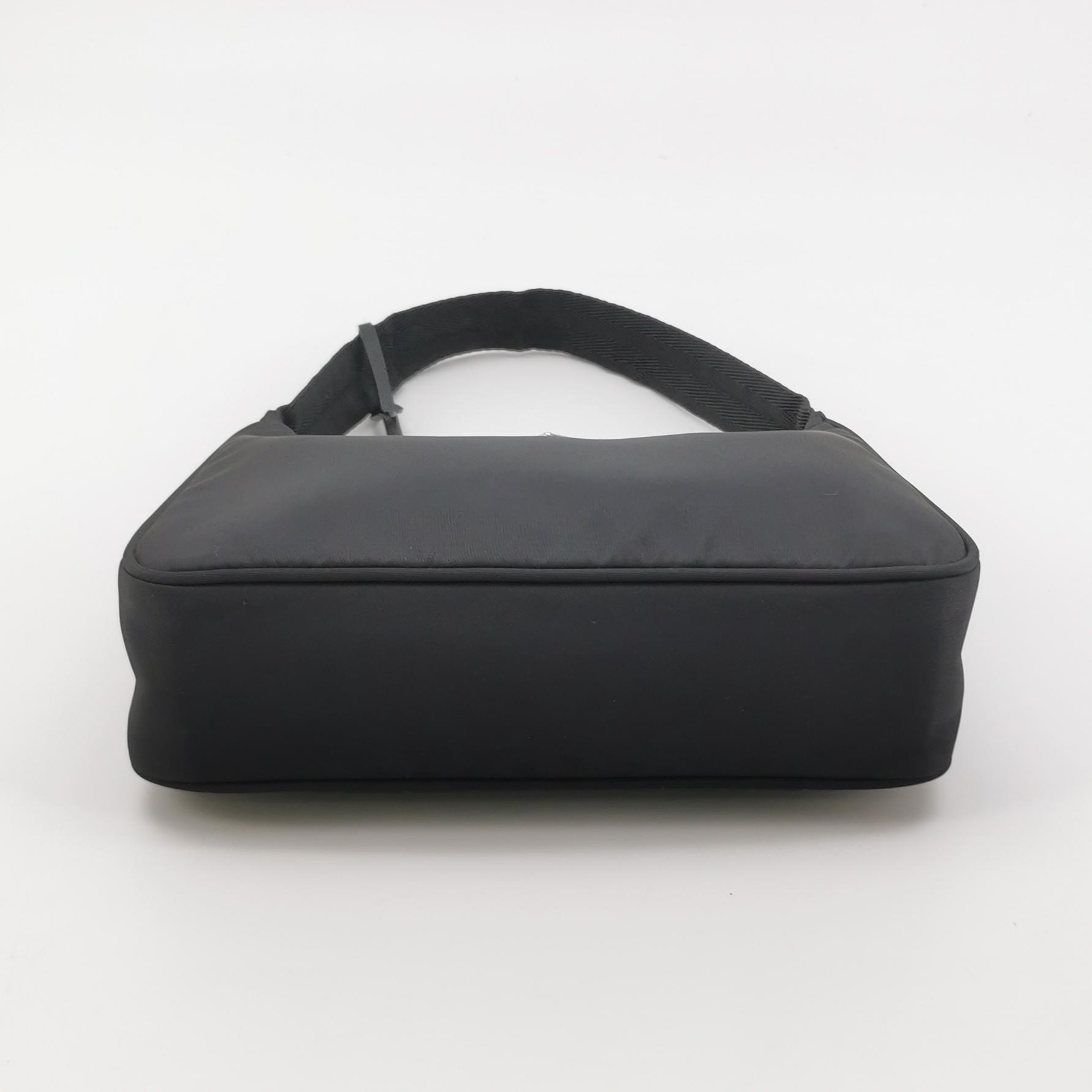 Prada Re-Edition 2000 Hobo Tessuto Mini — photo 6 of 14