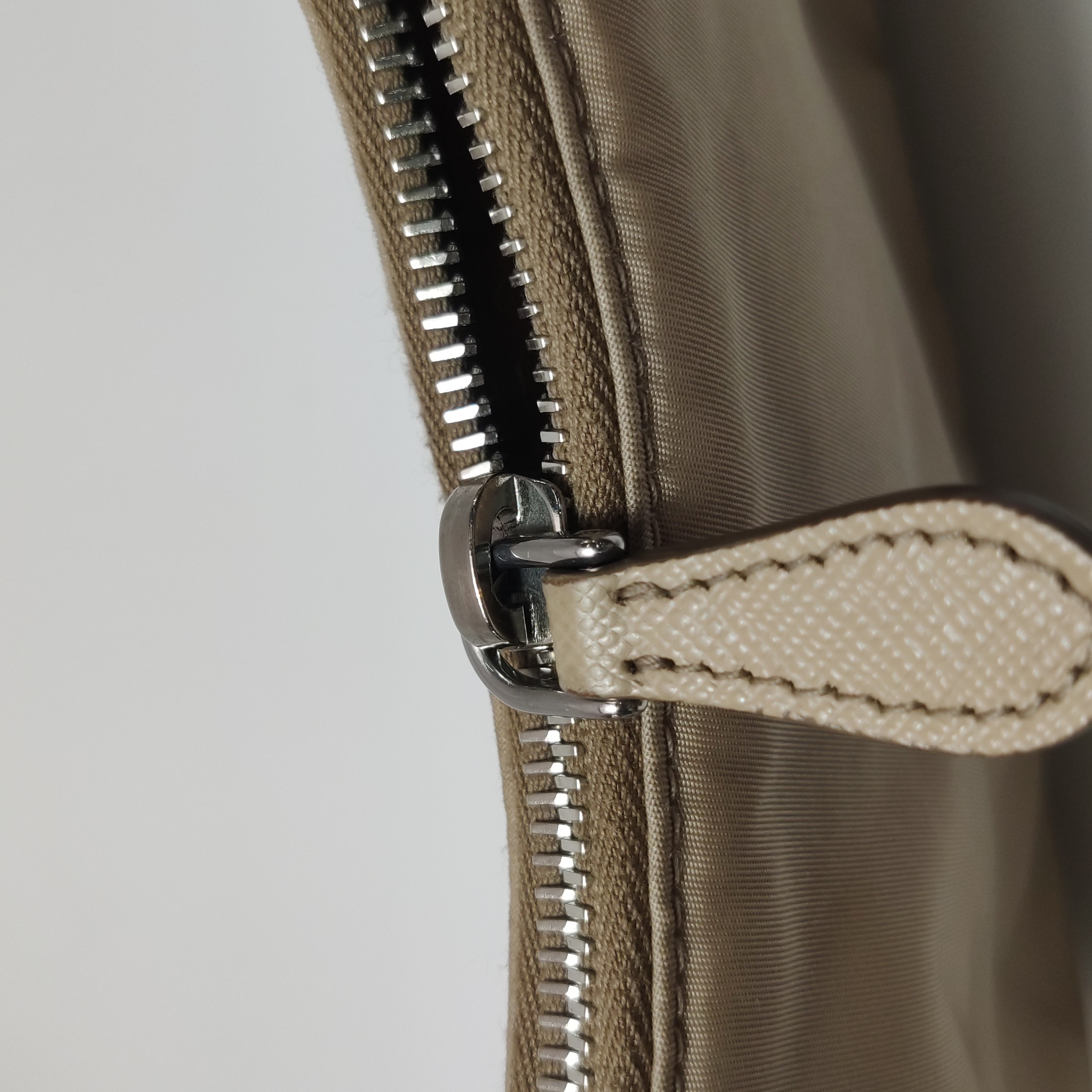 Prada Re-Edition 2005 Shoulder Bag Saffiano Leather Small — photo 13 of 17