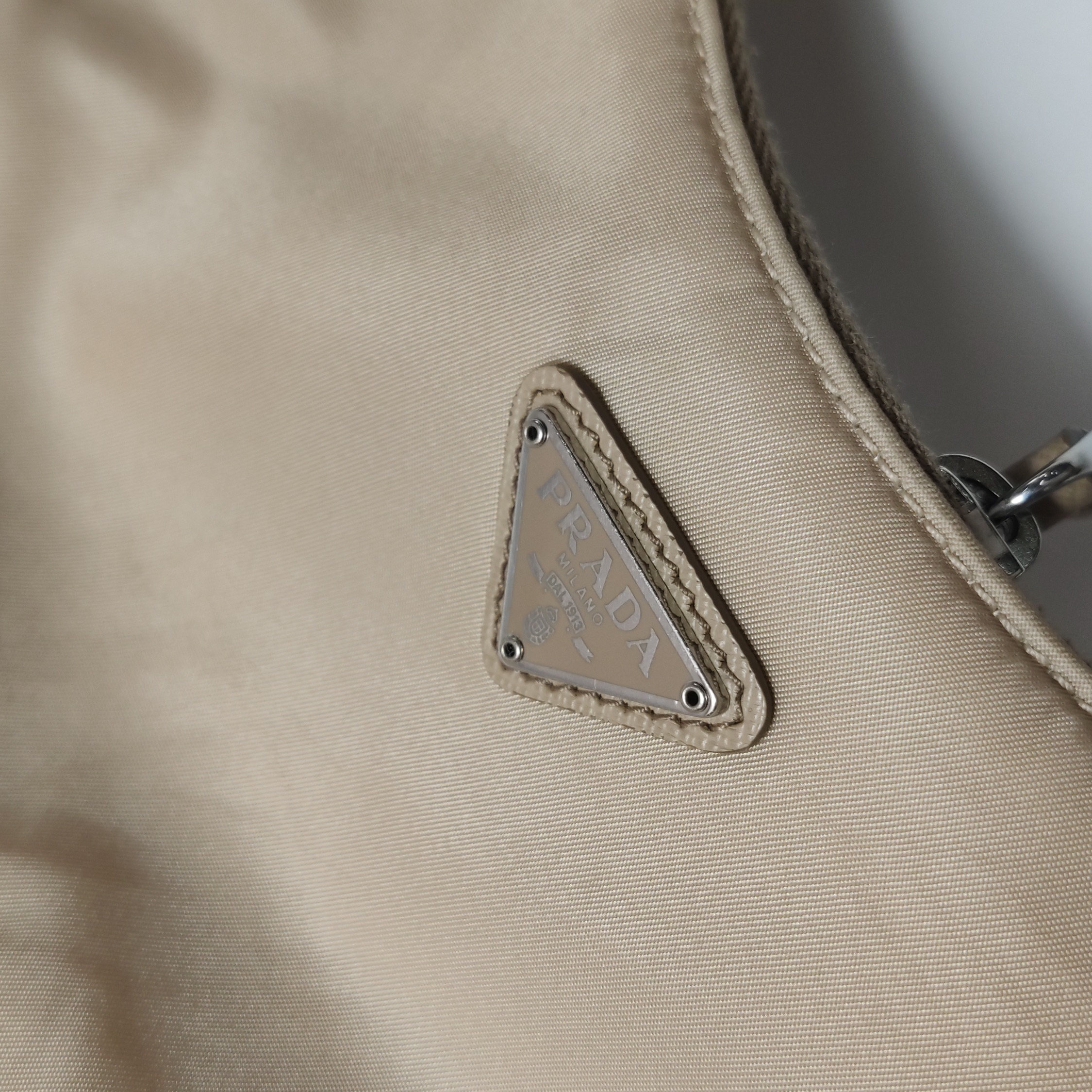 Prada Re-Edition 2005 Shoulder Bag Saffiano Leather Small — photo 9 of 17